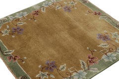 Rug & Kilim's Chinesischer Teppich im Art Deco Stil in Gold mit floralem Muster