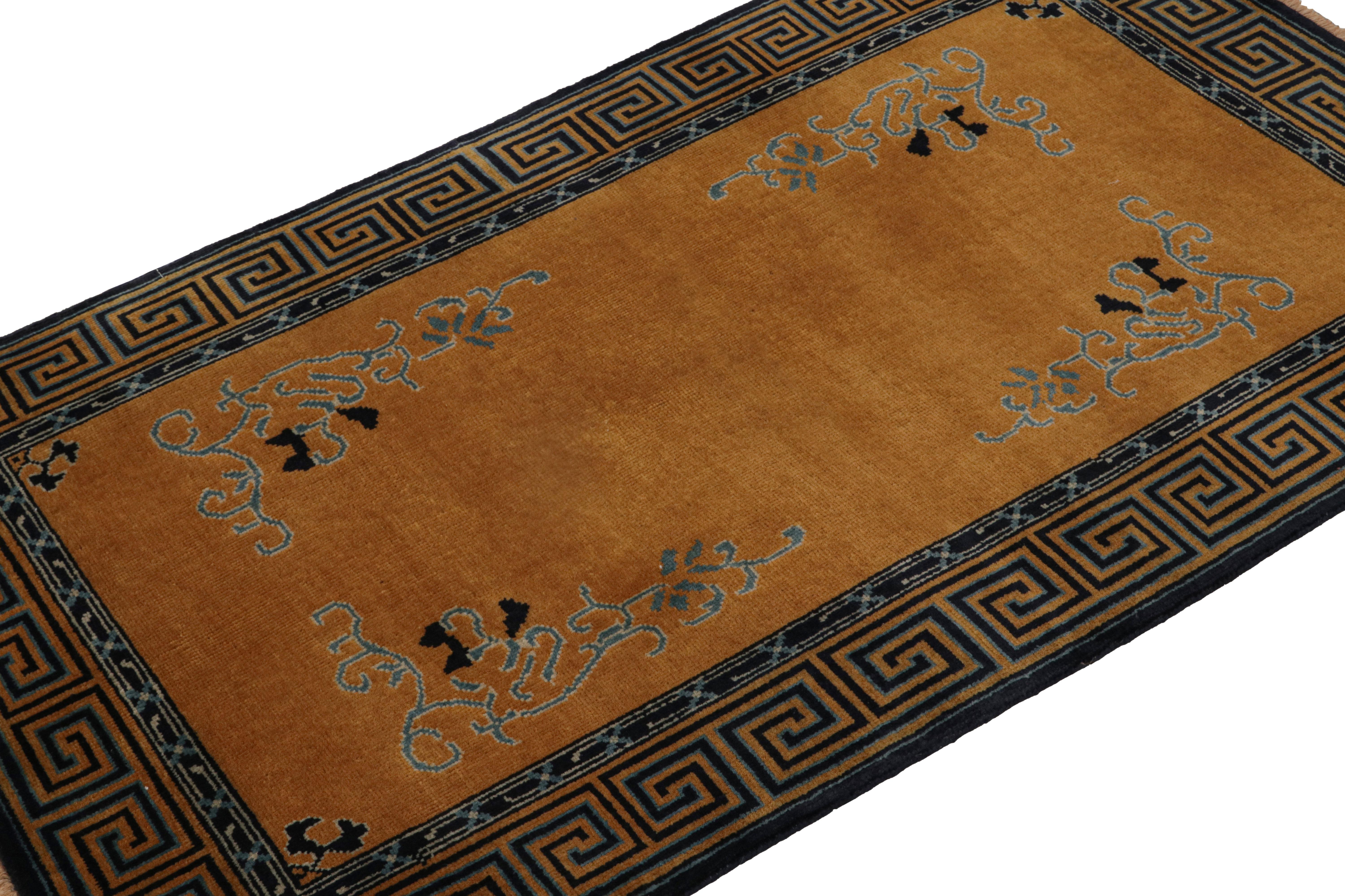 Noué à la main en laine et en coton, ce tapis 3x5 de Rug & Kilim est une nouvelle addition à leur ligne de tapis Art déco chinois.

Sur le Design : 

Le tapis présente un champ ouvert doré avec des motifs floraux légers accompagnant les bordures