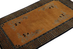 Rug & Kilim's Chinese Art Deco Style Rug in Gold with Floral Pattern (tapis chinois de style art déco avec motif floral)