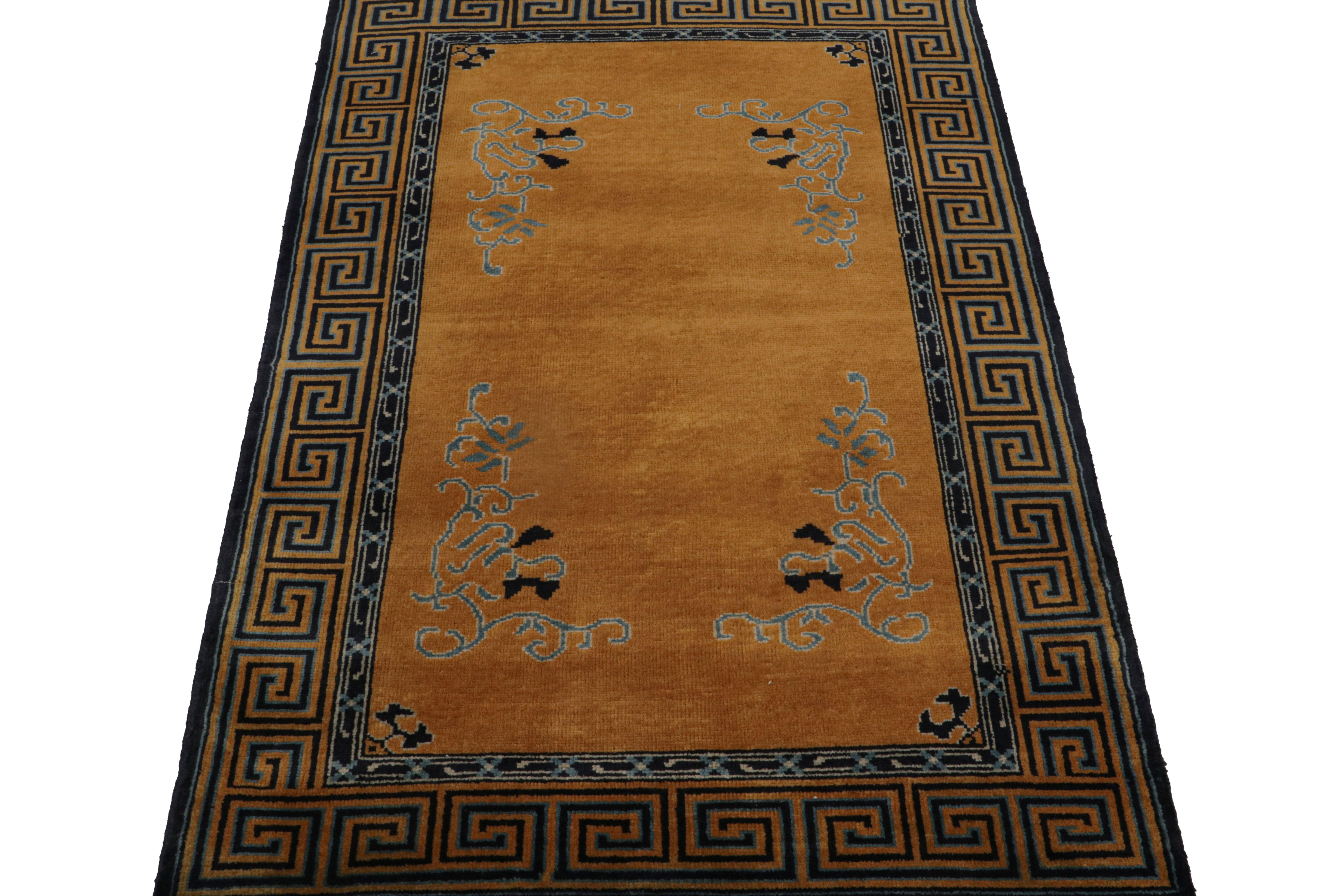 Art déco Rug & Kilim's Chinese Art Deco Style Rug in Gold with Floral Pattern (tapis chinois de style art déco avec motif floral) en vente