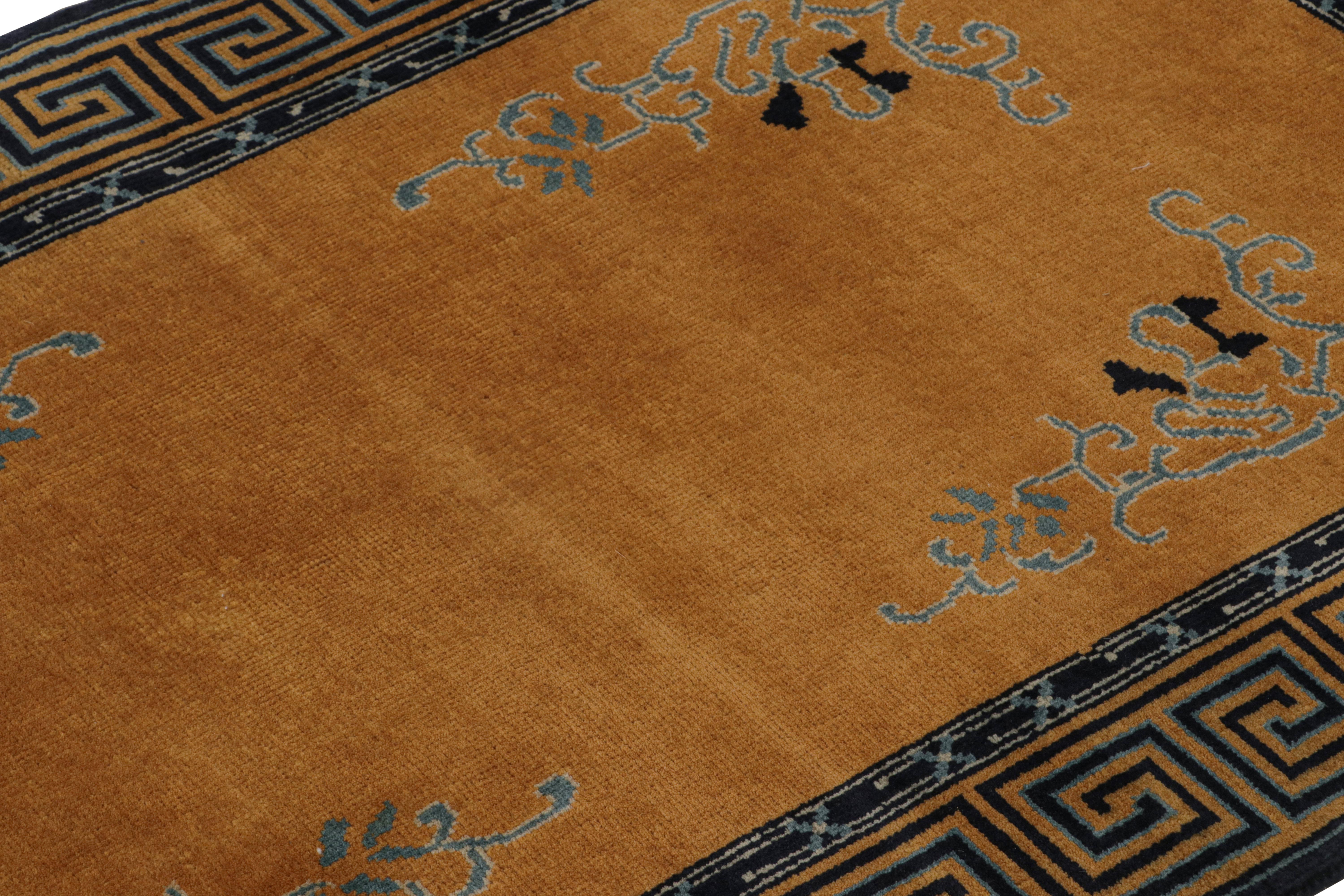 Indien Rug & Kilim's Chinese Art Deco Style Rug in Gold with Floral Pattern (tapis chinois de style art déco avec motif floral) en vente