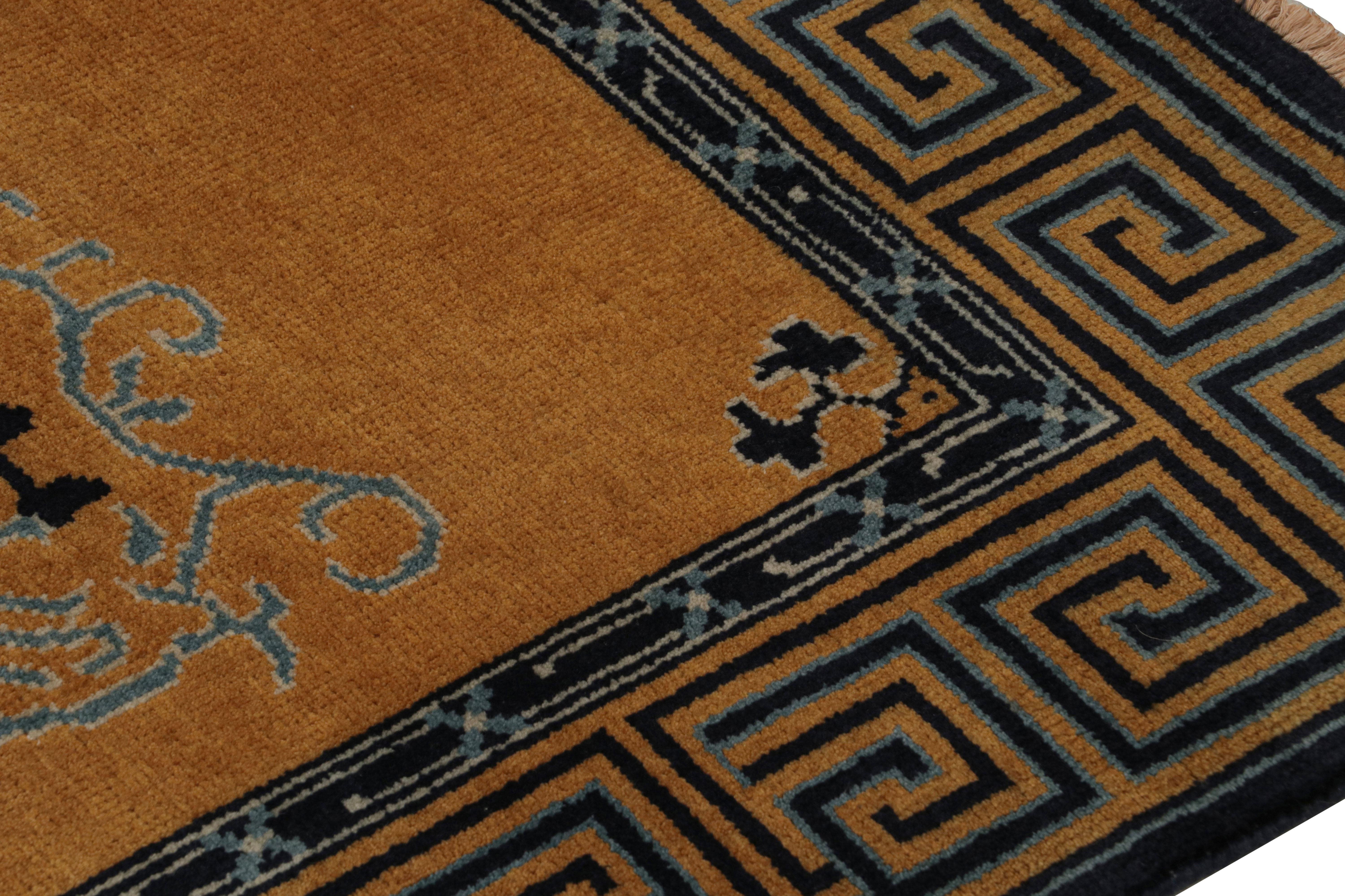 Noué à la main Rug & Kilim's Chinese Art Deco Style Rug in Gold with Floral Pattern (tapis chinois de style art déco avec motif floral) en vente