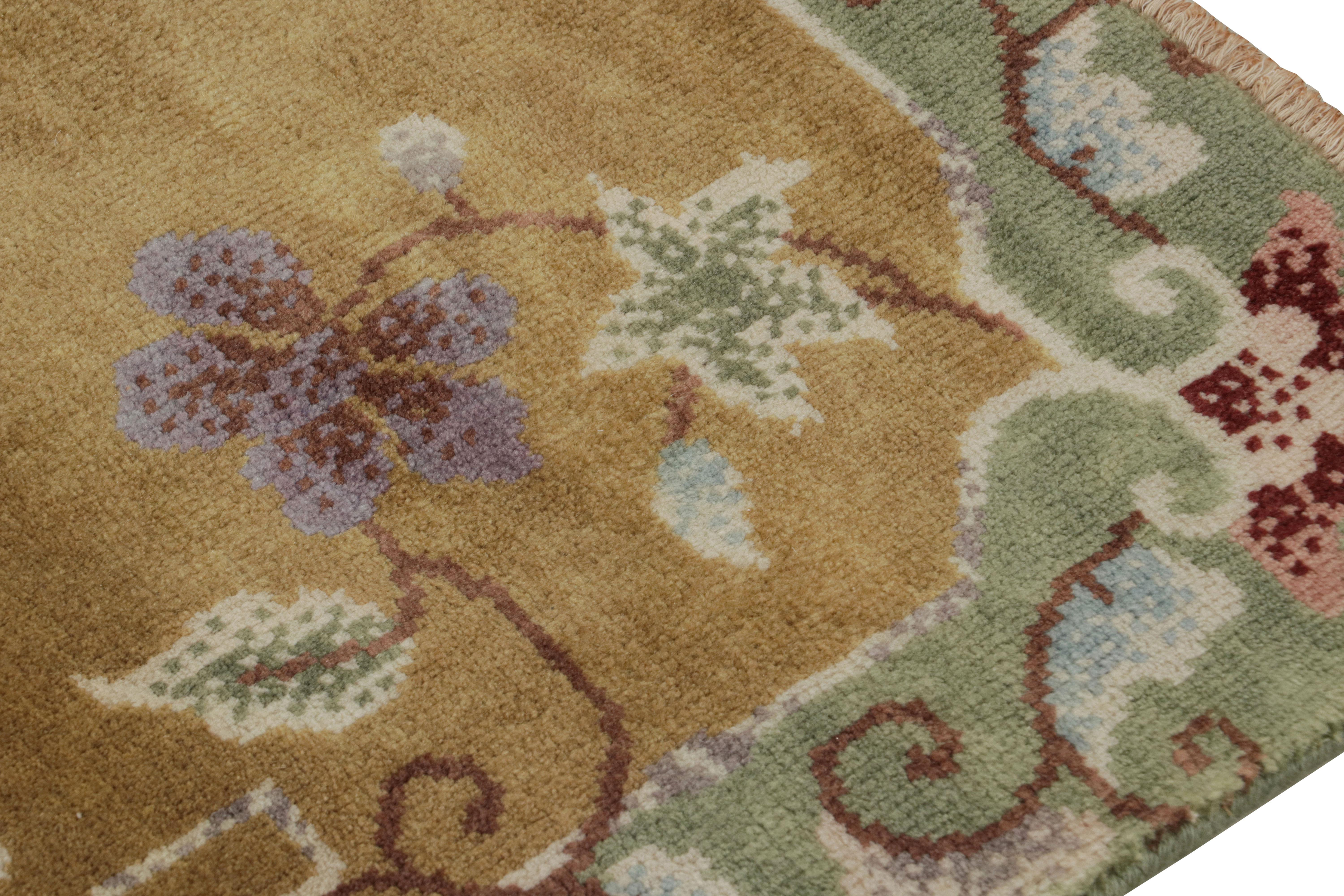 Rug & Kilim's Chinesischer Teppich im Art Deco Stil in Gold mit floralem Muster (Handgeknüpft) im Angebot