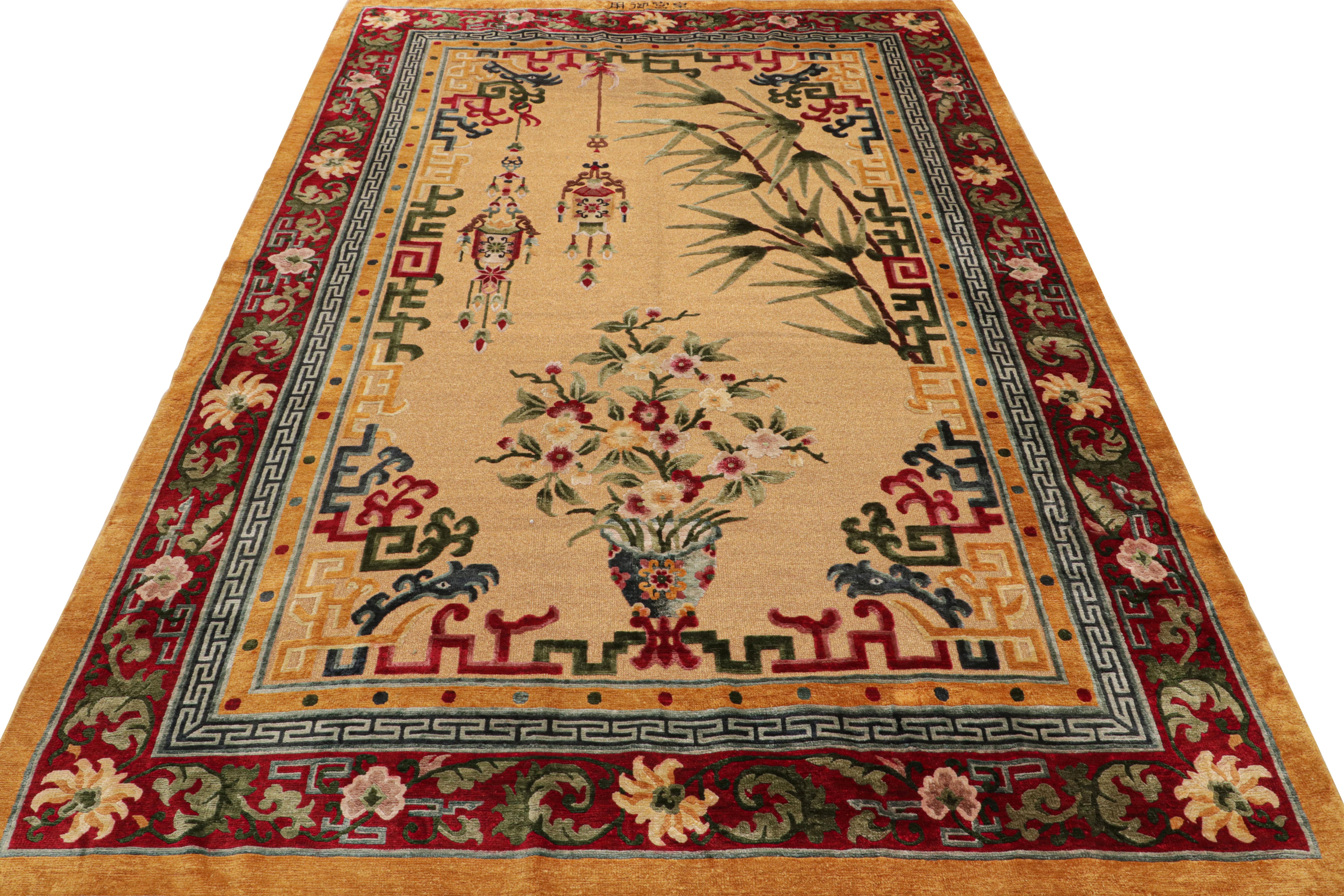 Annodato a mano Rug & Kilim è un tappeto cinese in stile Art Deco in oro con motivi floreali e pittorici in vendita
