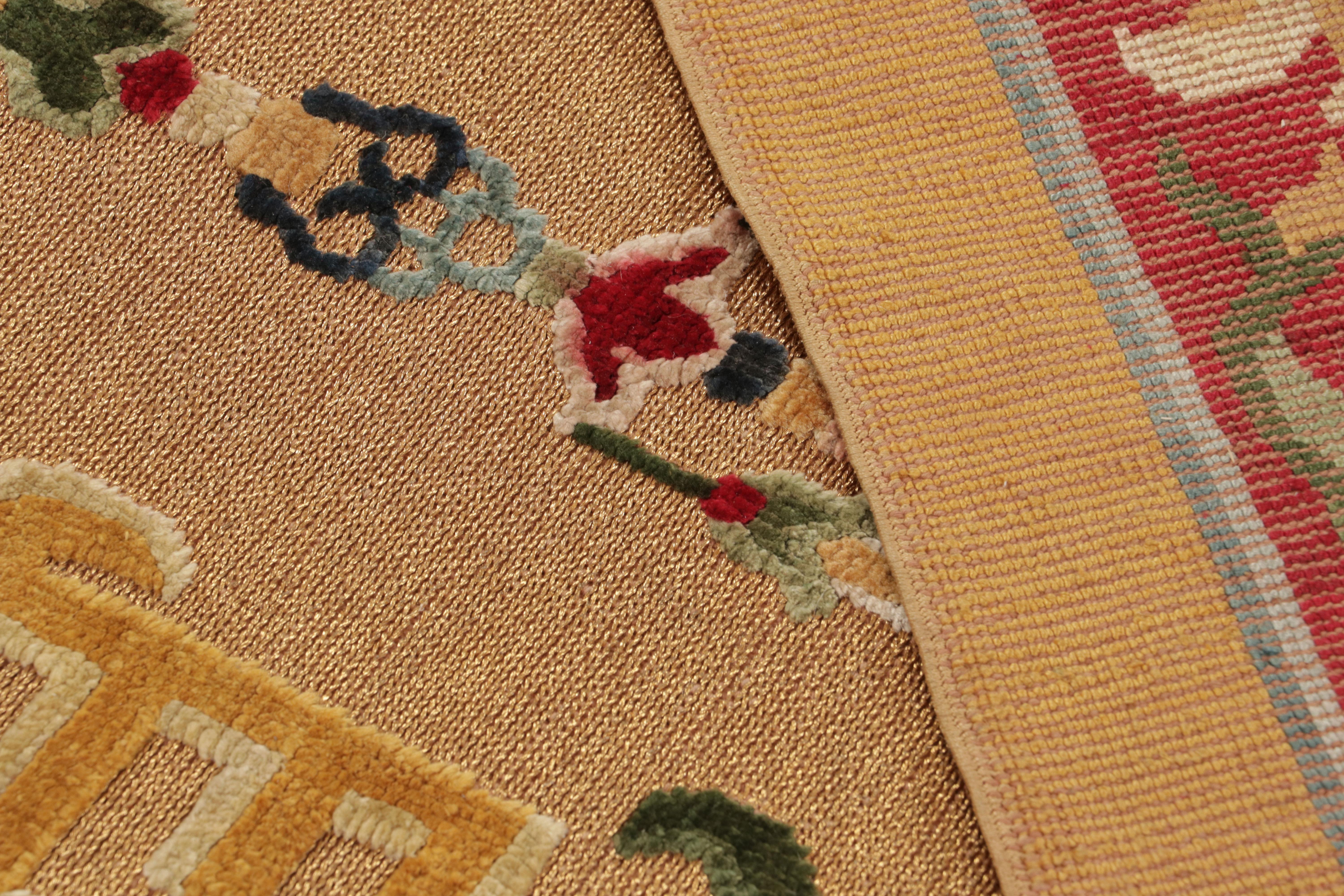 Lana Rug & Kilim è un tappeto cinese in stile Art Deco in oro con motivi floreali e pittorici in vendita