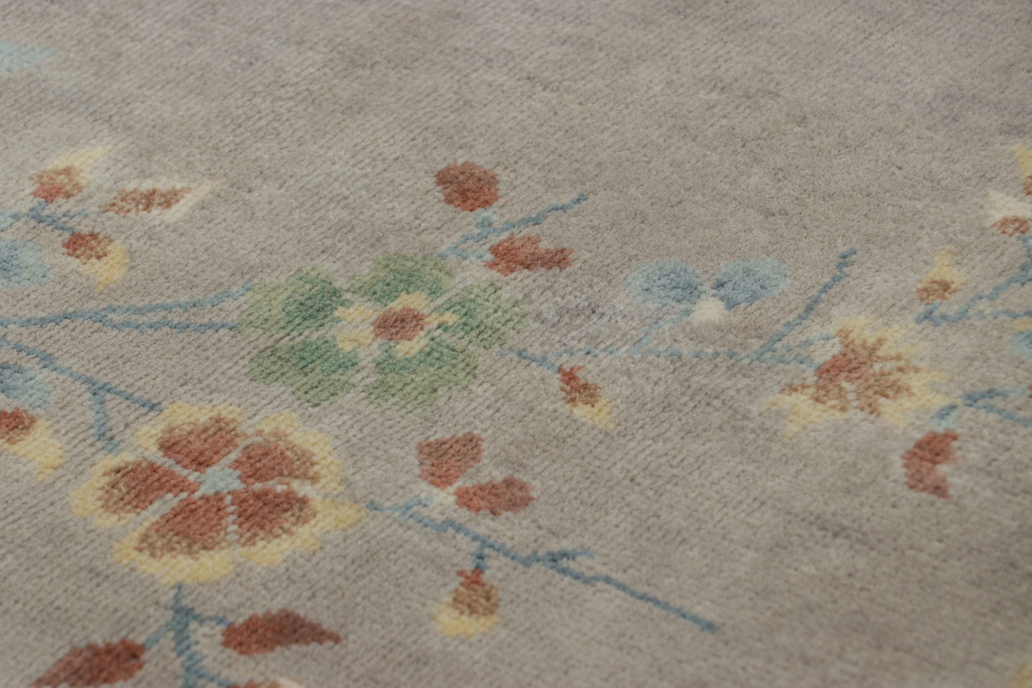 Fabriqué en laine nouée à la main, ce tapis contemporain 2x3 de taille cadeau représente la collection de tapis Art déco chinois de Rug & Kilim, inspirée des pièces d'époque de style Chinoiserie des années 1920, d'une sensibilité des plus élégantes.