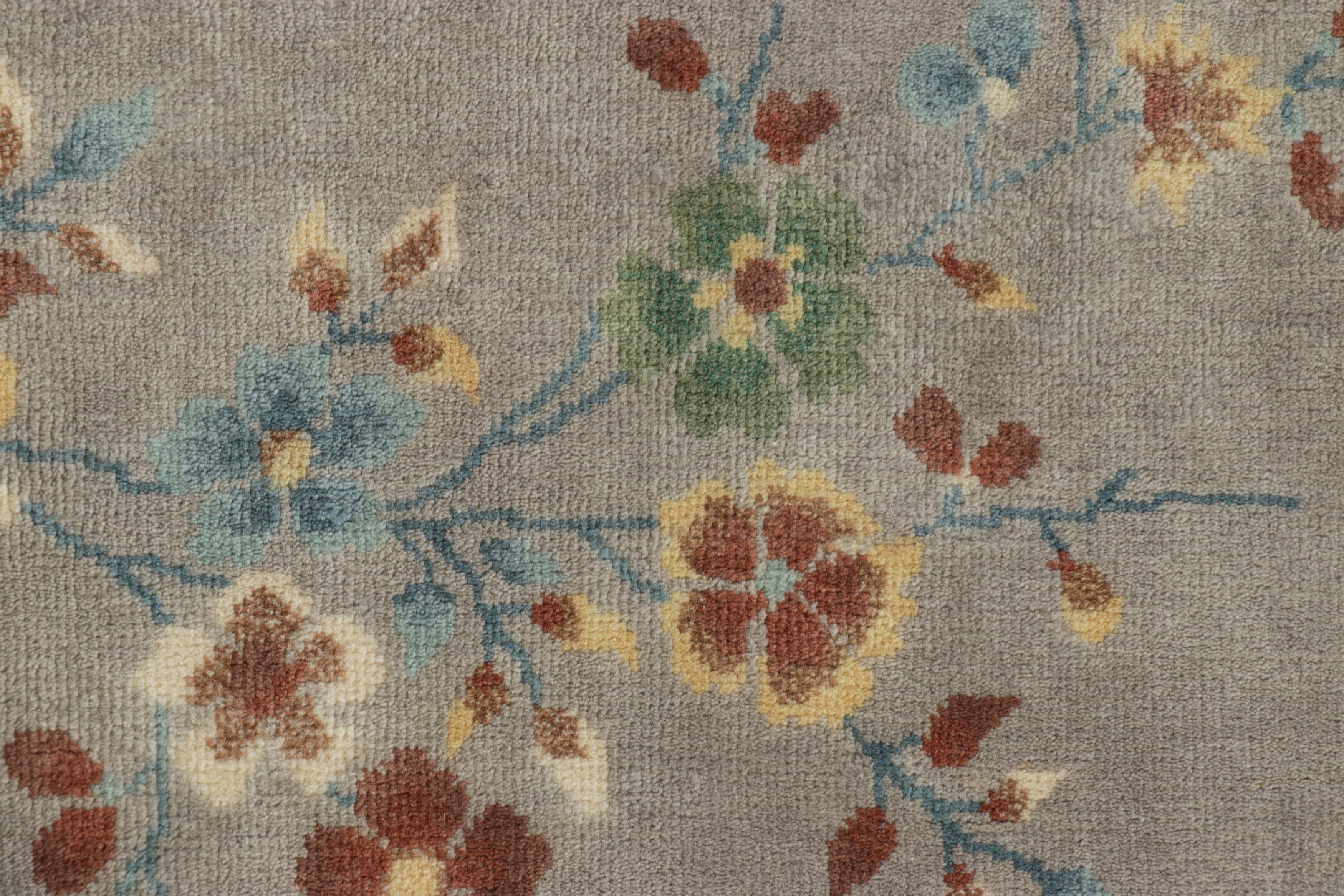 Art déco Rug & Kilim's Chinese Art Deco Style Rug in Gray with Floral Patterns (tapis chinois de style art déco à motifs floraux) en vente
