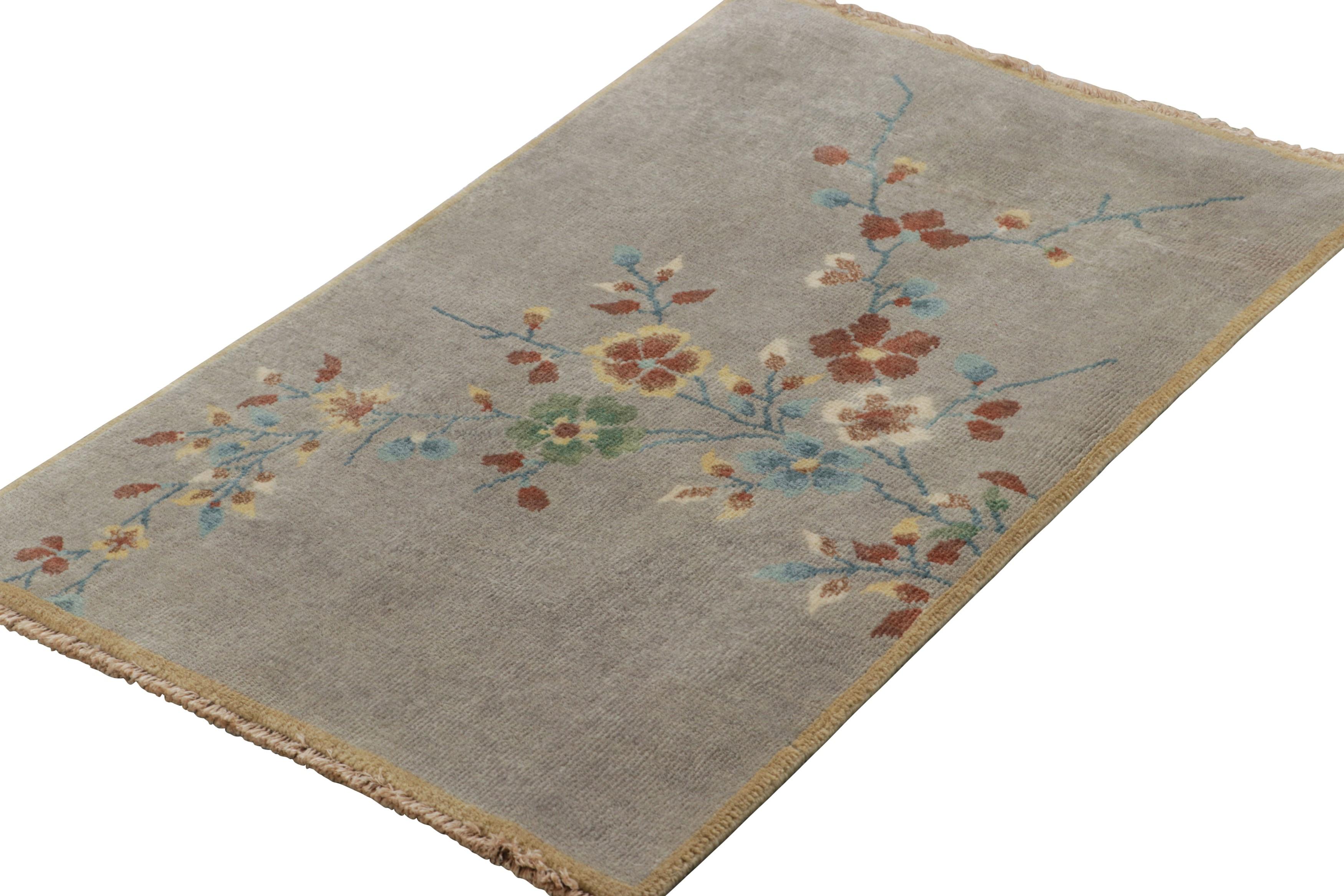 Indien Rug & Kilim's Chinese Art Deco Style Rug in Gray with Floral Patterns (tapis chinois de style art déco à motifs floraux) en vente