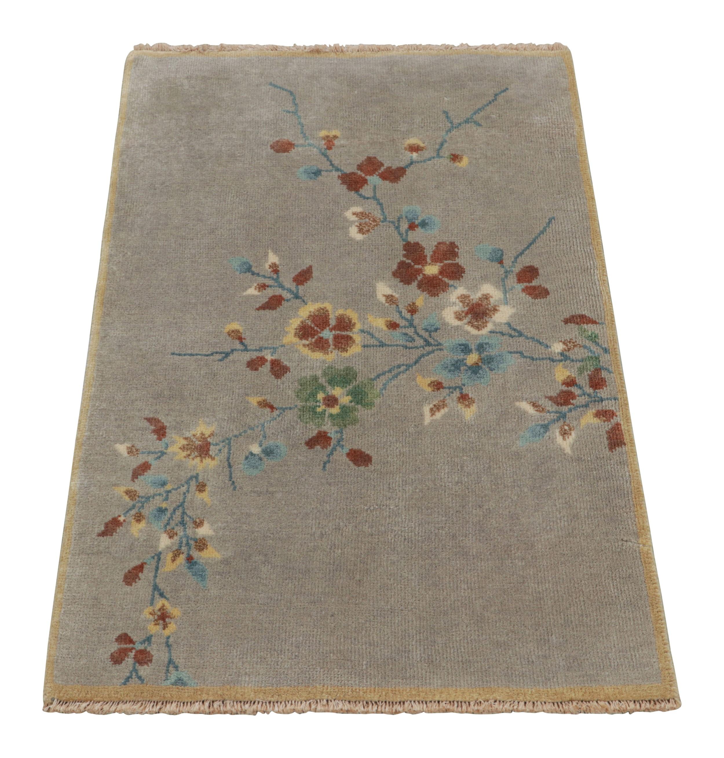 Noué à la main Rug & Kilim's Chinese Art Deco Style Rug in Gray with Floral Patterns (tapis chinois de style art déco à motifs floraux) en vente