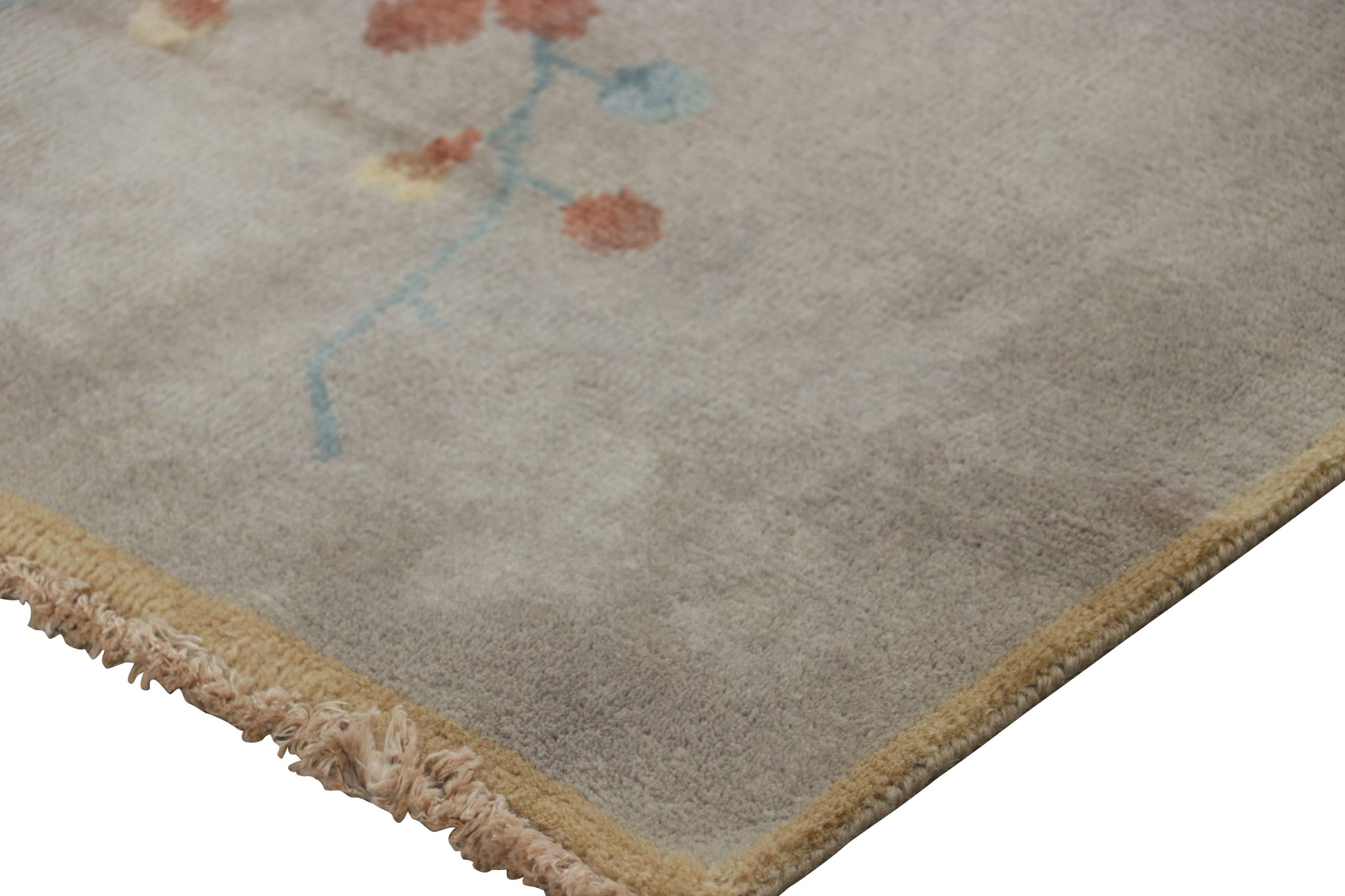 Rug & Kilim's Chinese Art Deco Style Rug in Gray with Floral Patterns (tapis chinois de style art déco à motifs floraux) Neuf - En vente à Long Island City, NY
