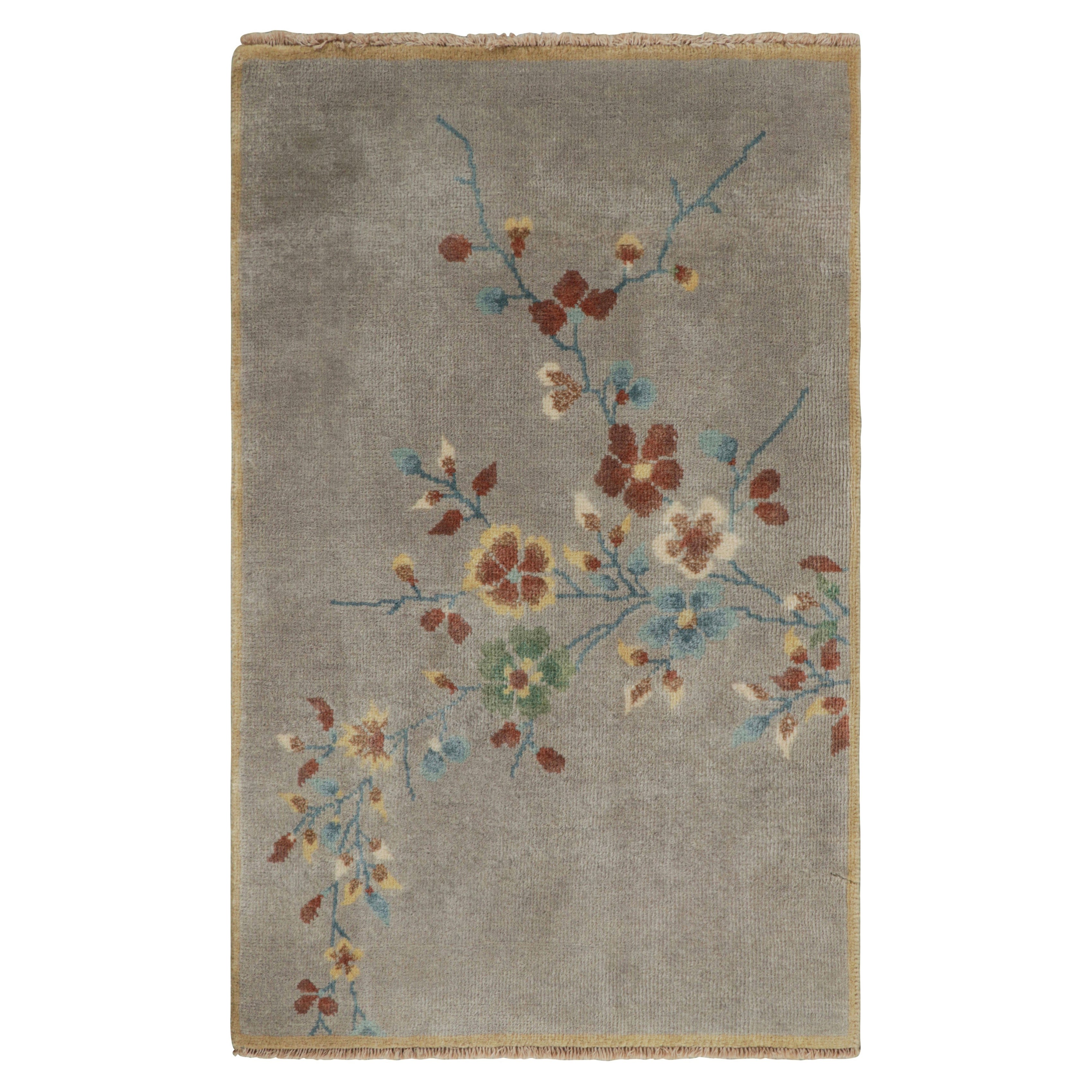 Rug & Kilim's Chinese Art Deco Style Rug in Gray with Floral Patterns (tapis chinois de style art déco à motifs floraux)