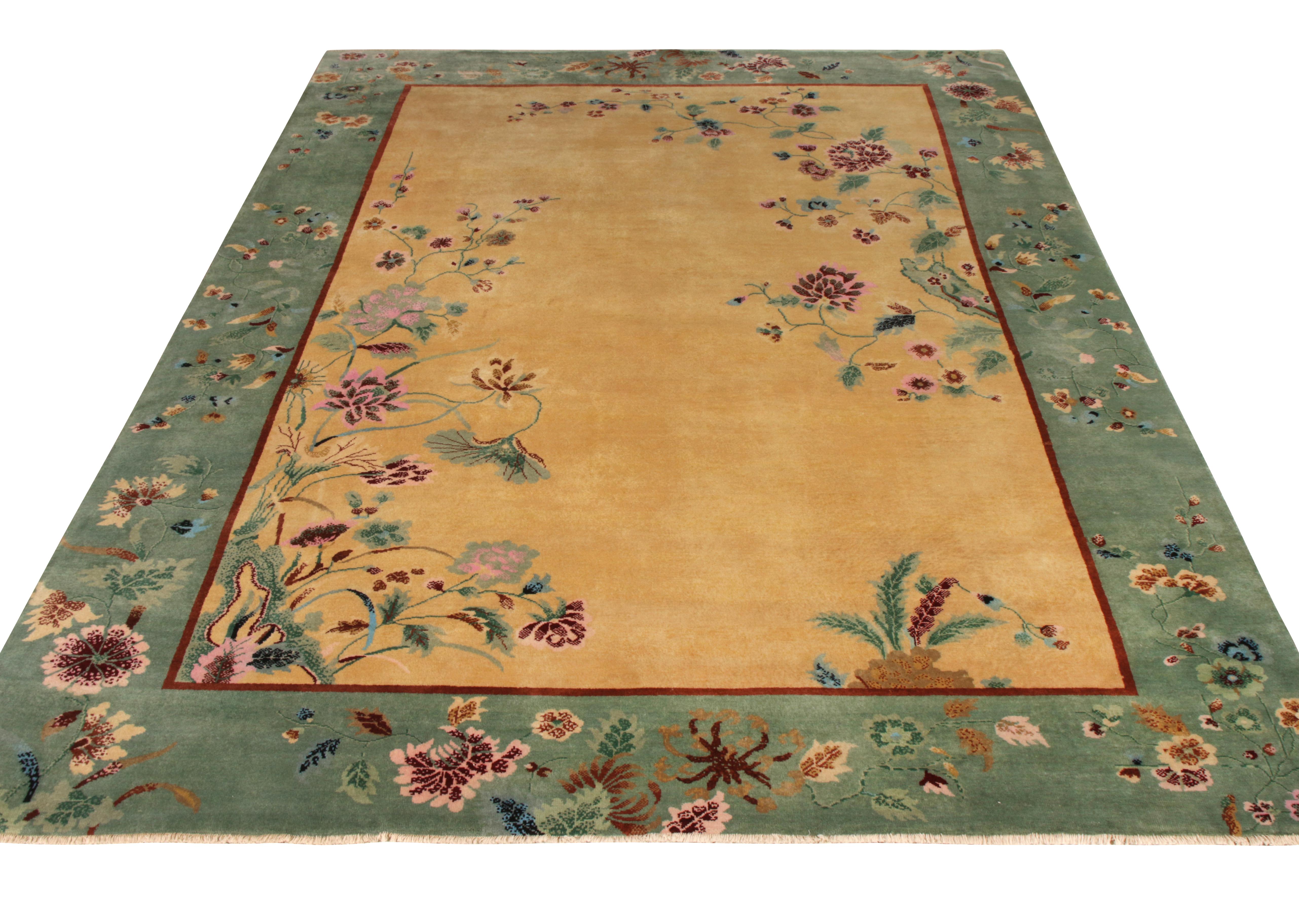 Una refrescante alfombra de lana de 9x12 que rinde homenaje al estilo Art Déco chino y representa la nueva línea de la Colección Deco de Rug & Kilim. Esta pieza en concreto rejuvenece los tonos verdes y beige dorados con ingeniosos motivos florales,