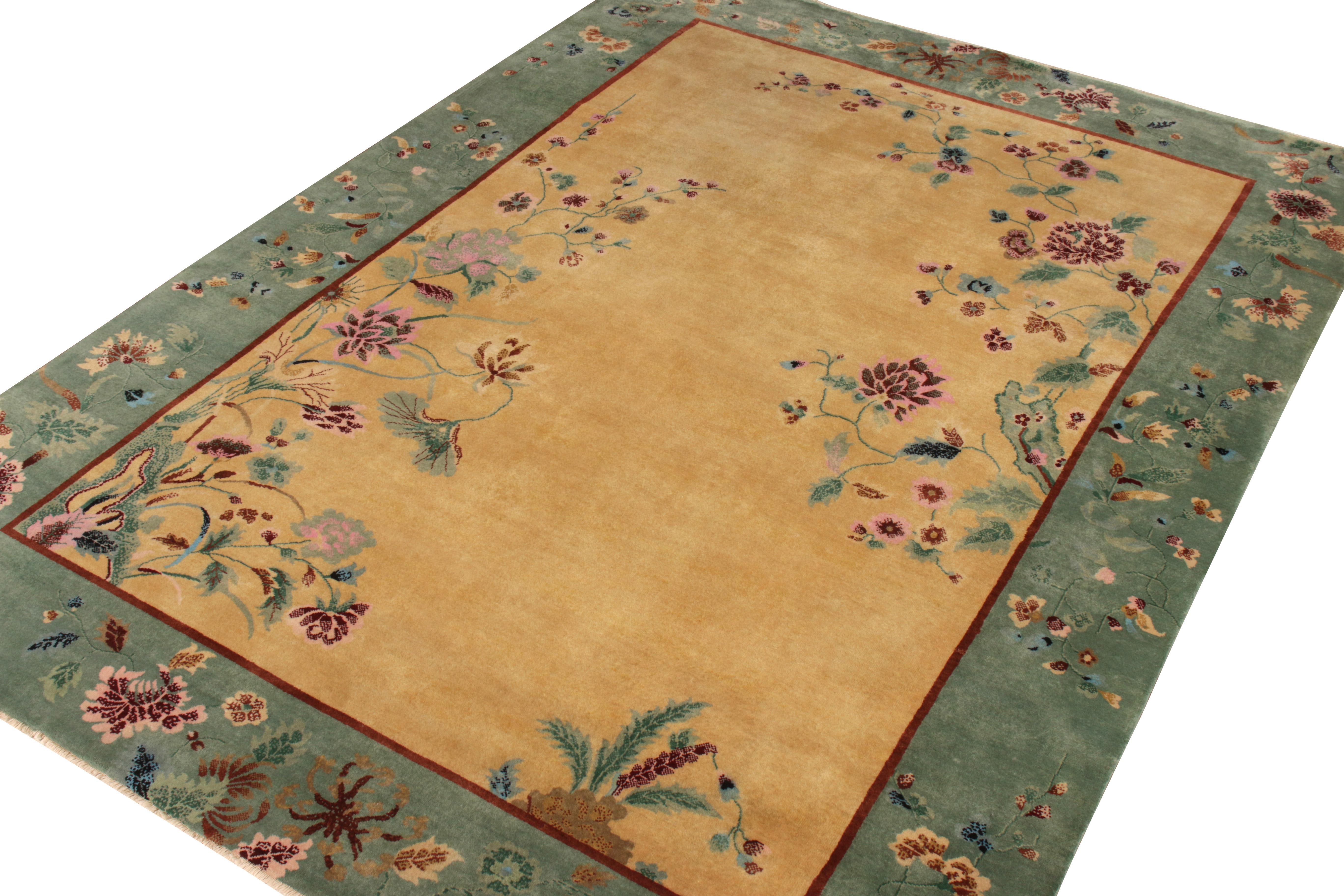 Alfombra china de estilo Art Déco Rug & Kilim en verde y estampado floral beige-dorado Art Decó en venta