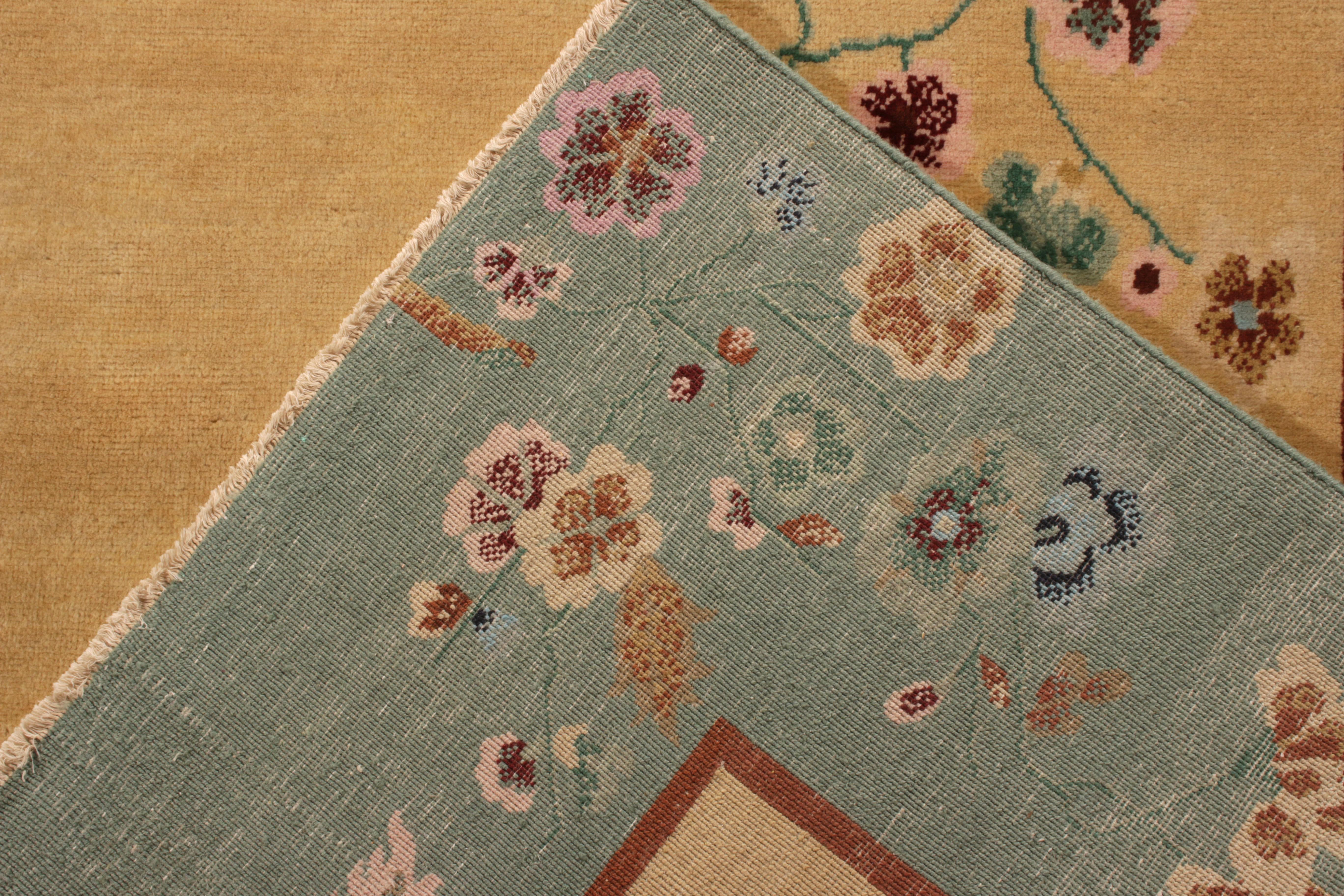 Alfombra china de estilo Art Déco Rug & Kilim en verde y estampado floral beige-dorado Anudado a mano en venta