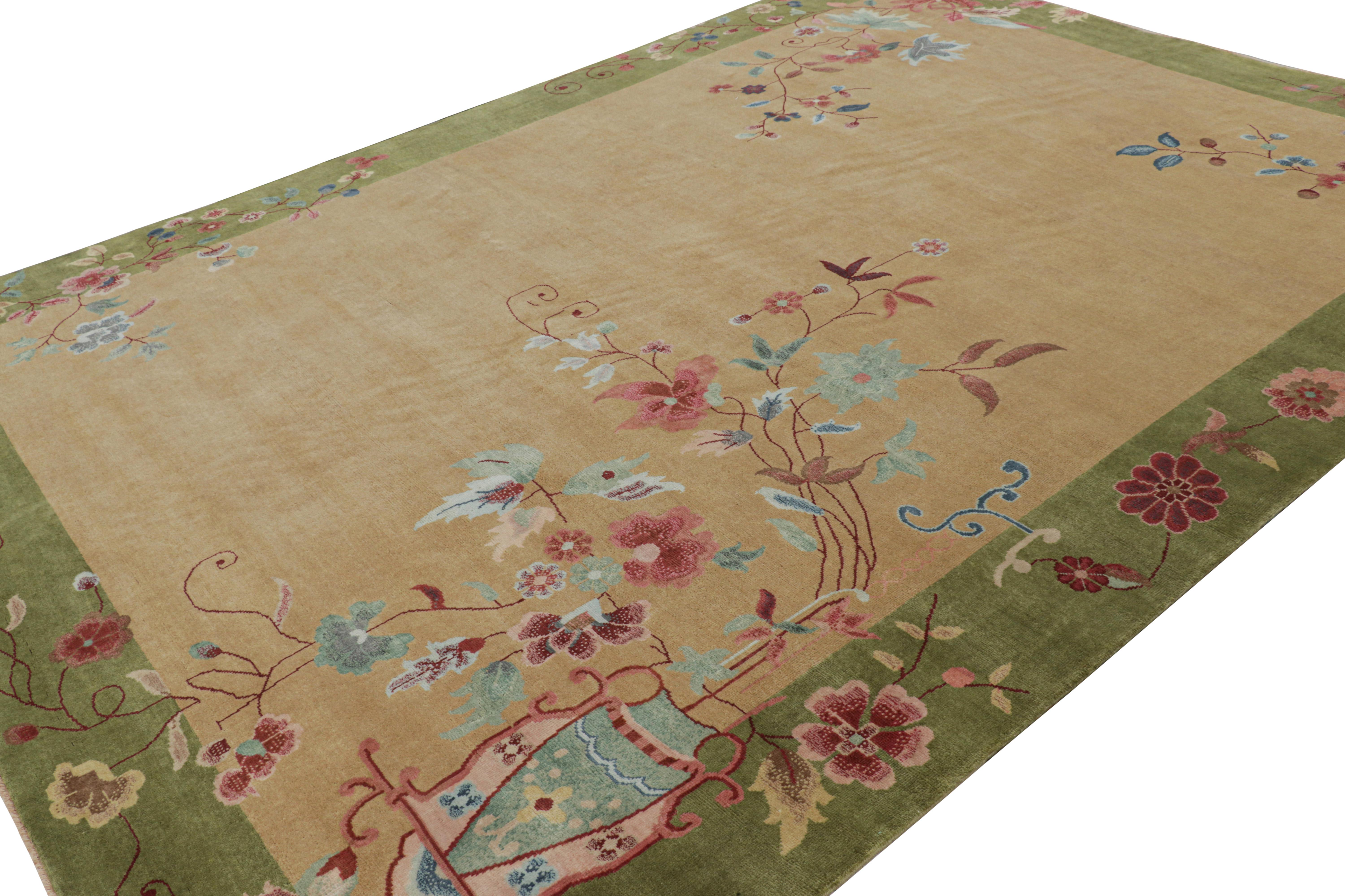 Noué à la main Rug & Kilim's Chinese Art Deco Style Rug in Green and Beige with Floral Patterns (tapis chinois de style Art déco en vert et beige avec des motifs floraux) en vente