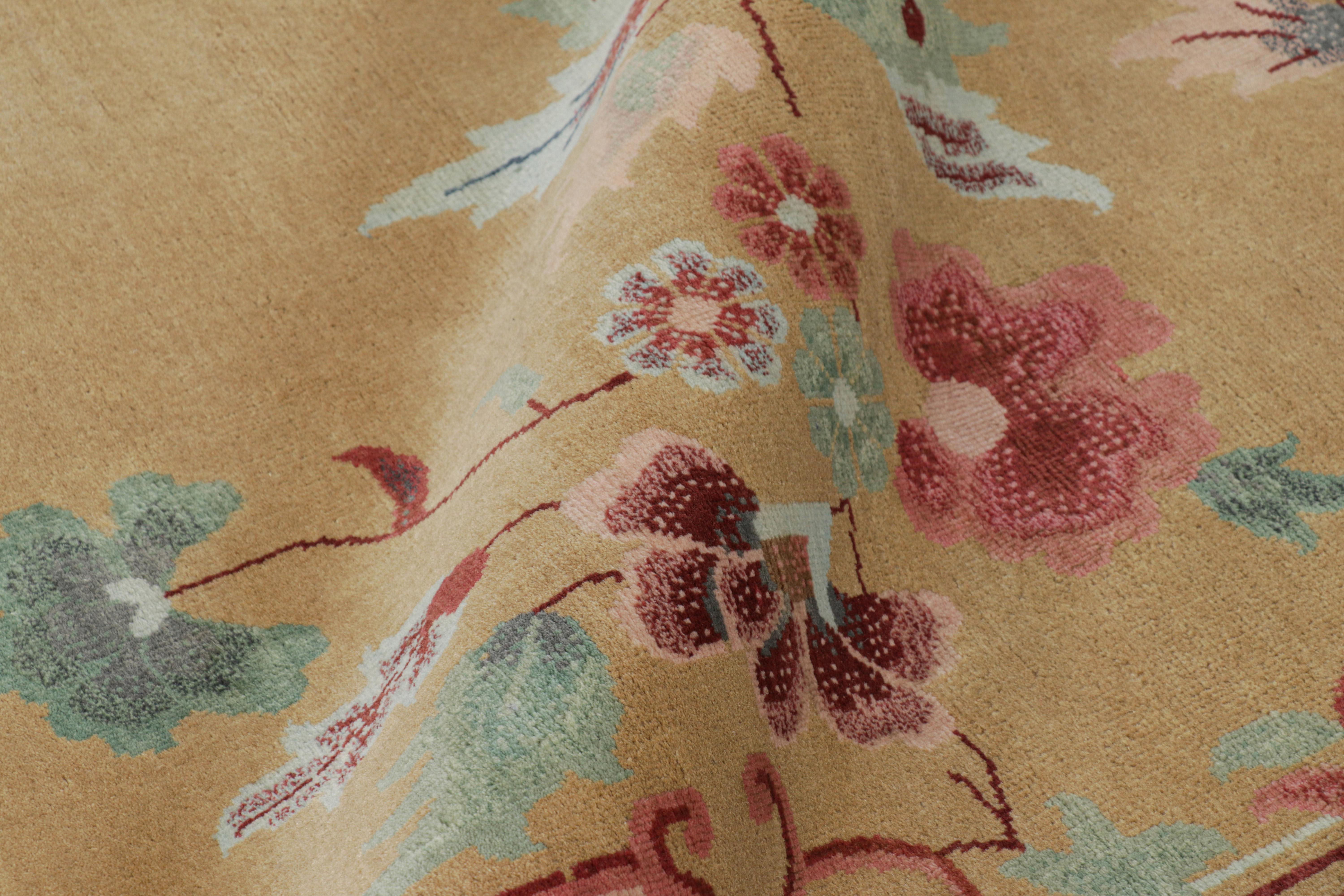 XXIe siècle et contemporain Rug & Kilim's Chinese Art Deco Style Rug in Green and Beige with Floral Patterns (tapis chinois de style Art déco en vert et beige avec des motifs floraux) en vente