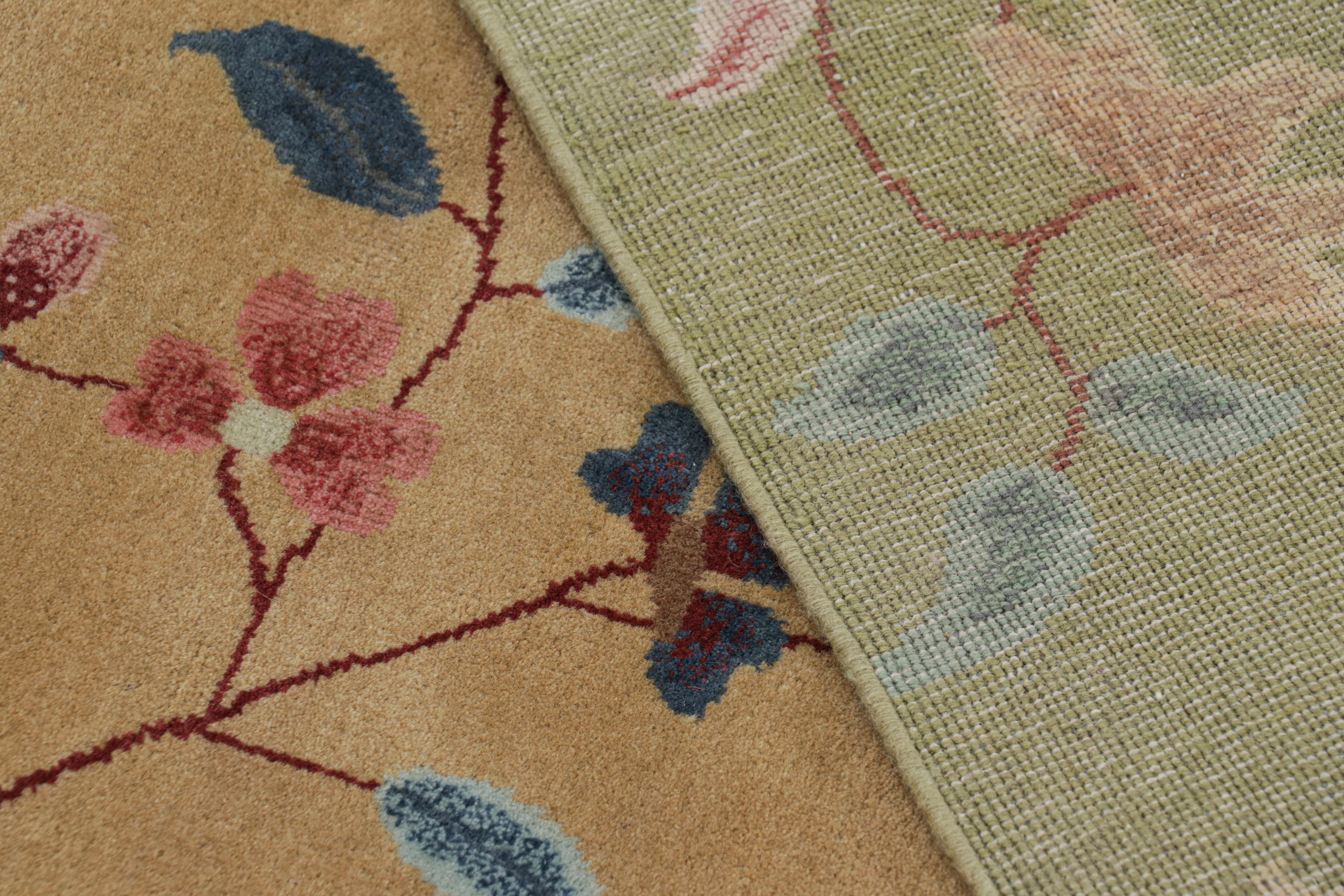 Rug & Kilim's Chinese Art Deco Style Rug in Green and Beige with Floral Patterns (tapis chinois de style Art déco en vert et beige avec des motifs floraux) en vente 1