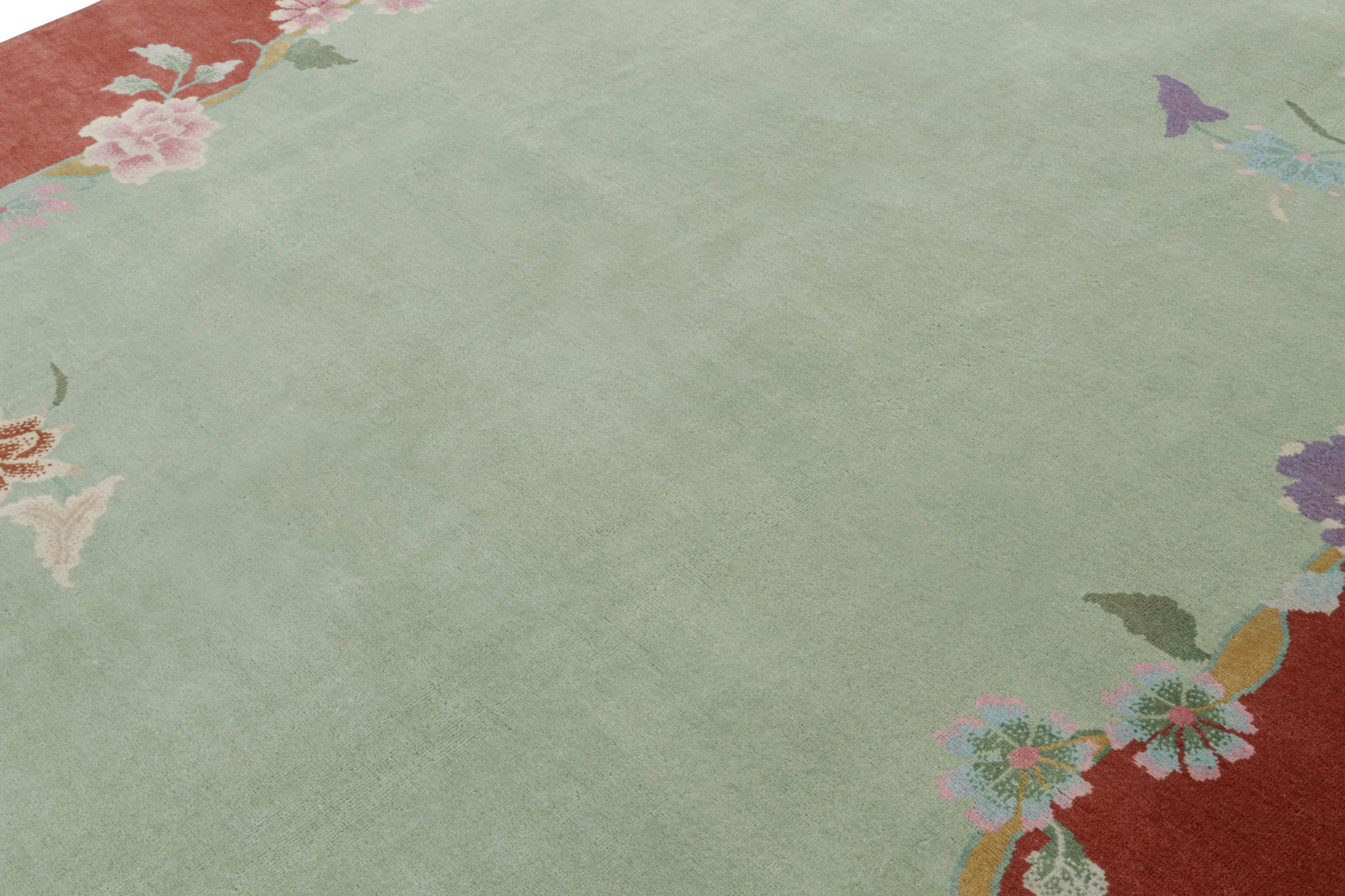 Rug & Kilims chinesischer Teppich im Art-Déco-Stil in Grün und Rot mit Blumenmustern (Chinesisch) im Angebot
