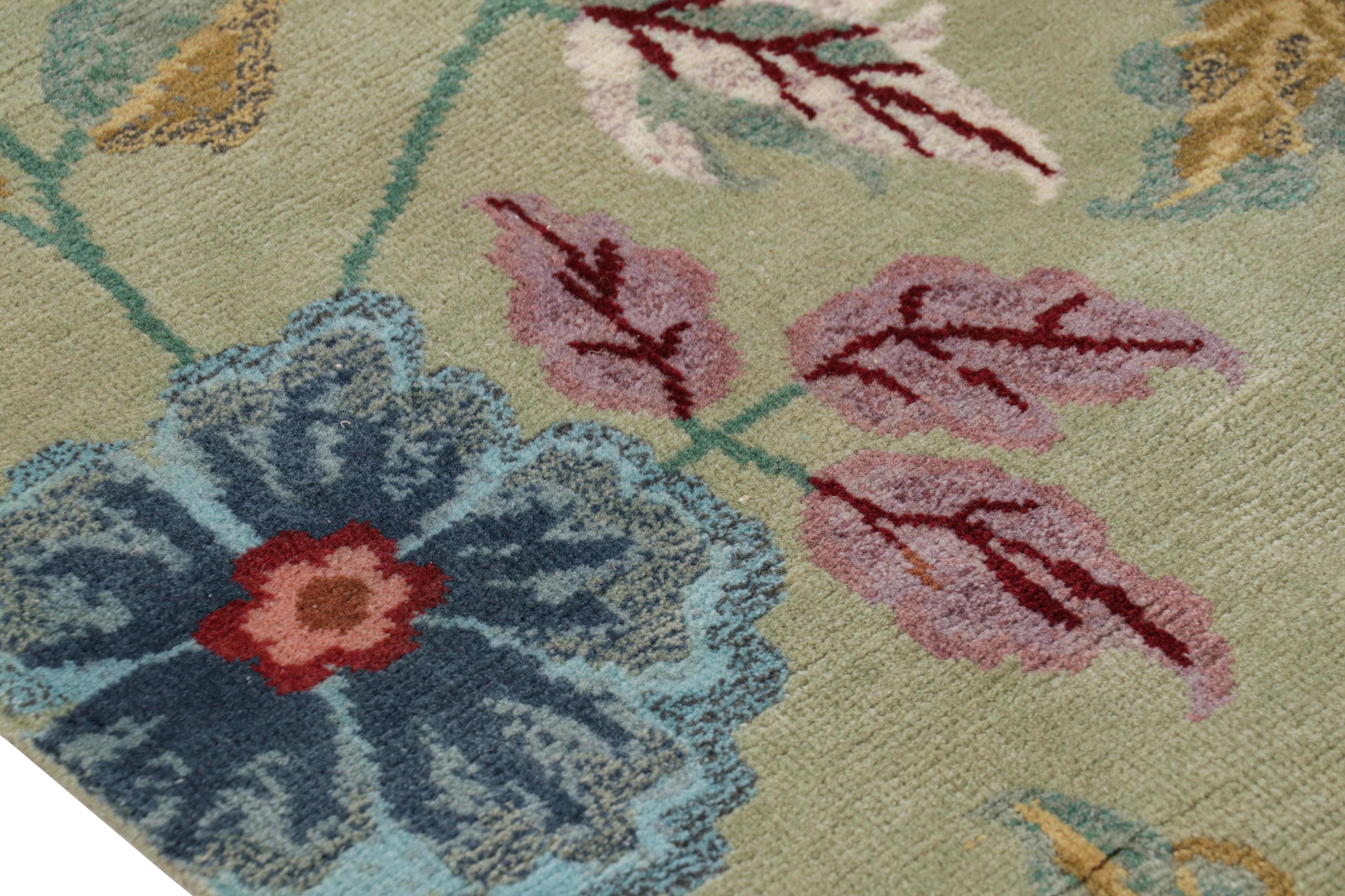 Art Déco Rug & Kilim - Tappeto cinese in stile Art Deco in verde con motivi floreali colorati in vendita