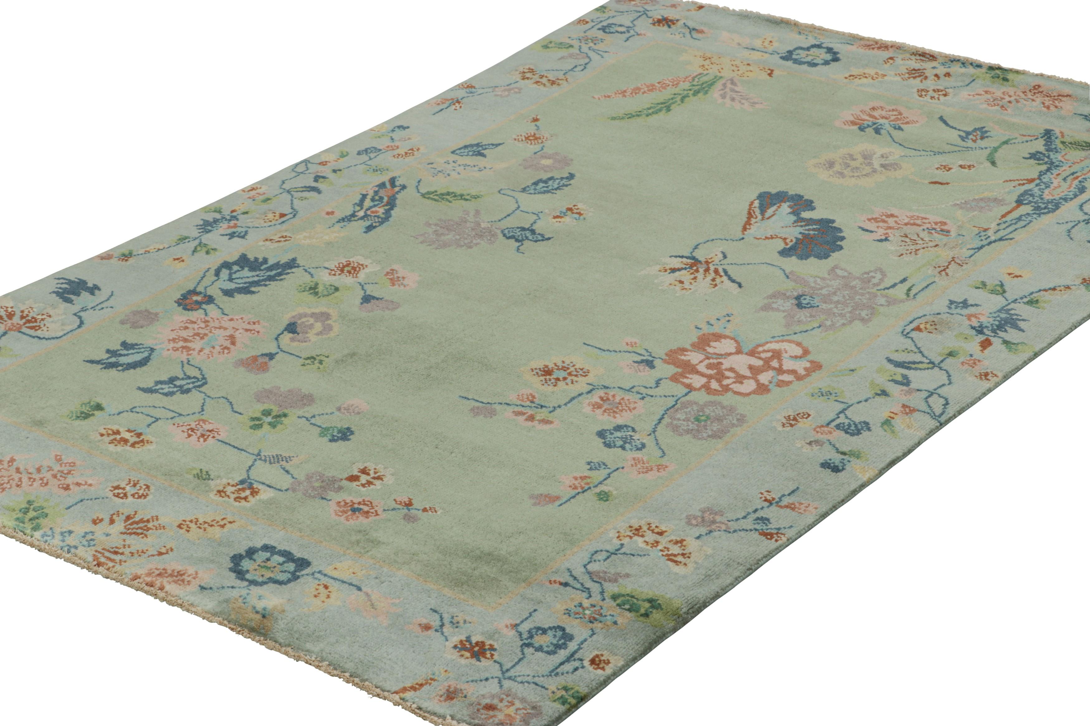 Indiano Rug & Kilim - Tappeto cinese in stile Art Deco in verde con motivi floreali colorati in vendita