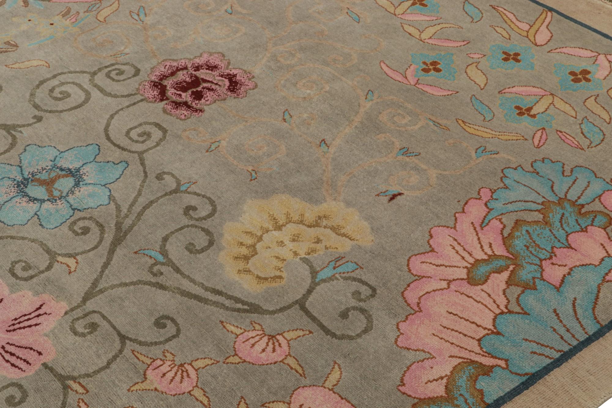 Noué à la main Rug & Kilim's Chinese Art Deco Style Rug in Grey with Floral Patterns (tapis chinois de style art déco à motifs floraux) en vente