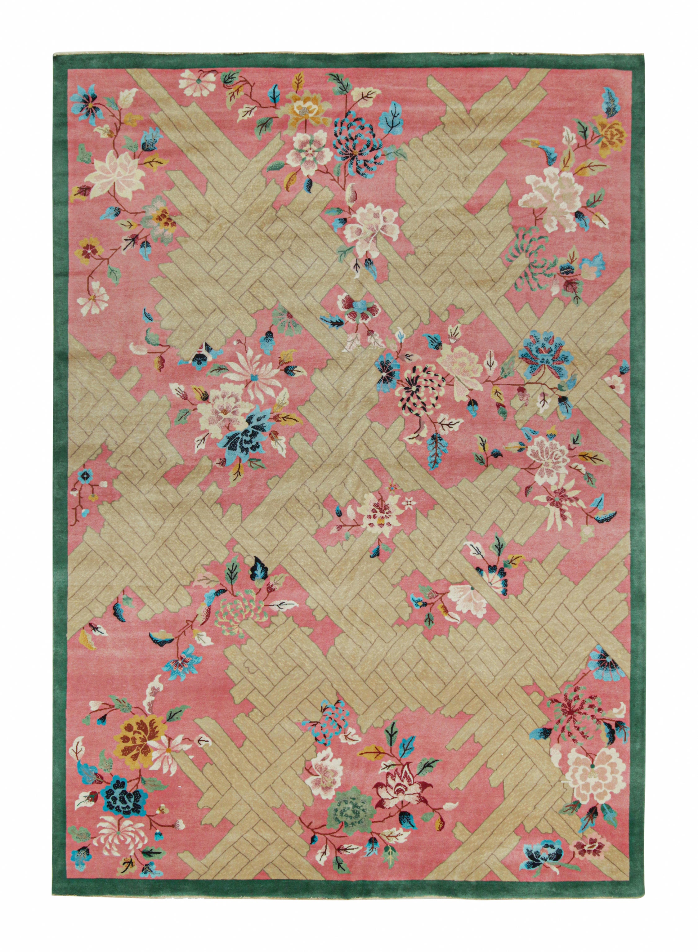 Rug & Kilim's Chinesischer Teppich im Art Deco Stil in Rosa und Beige mit Blumenmuster