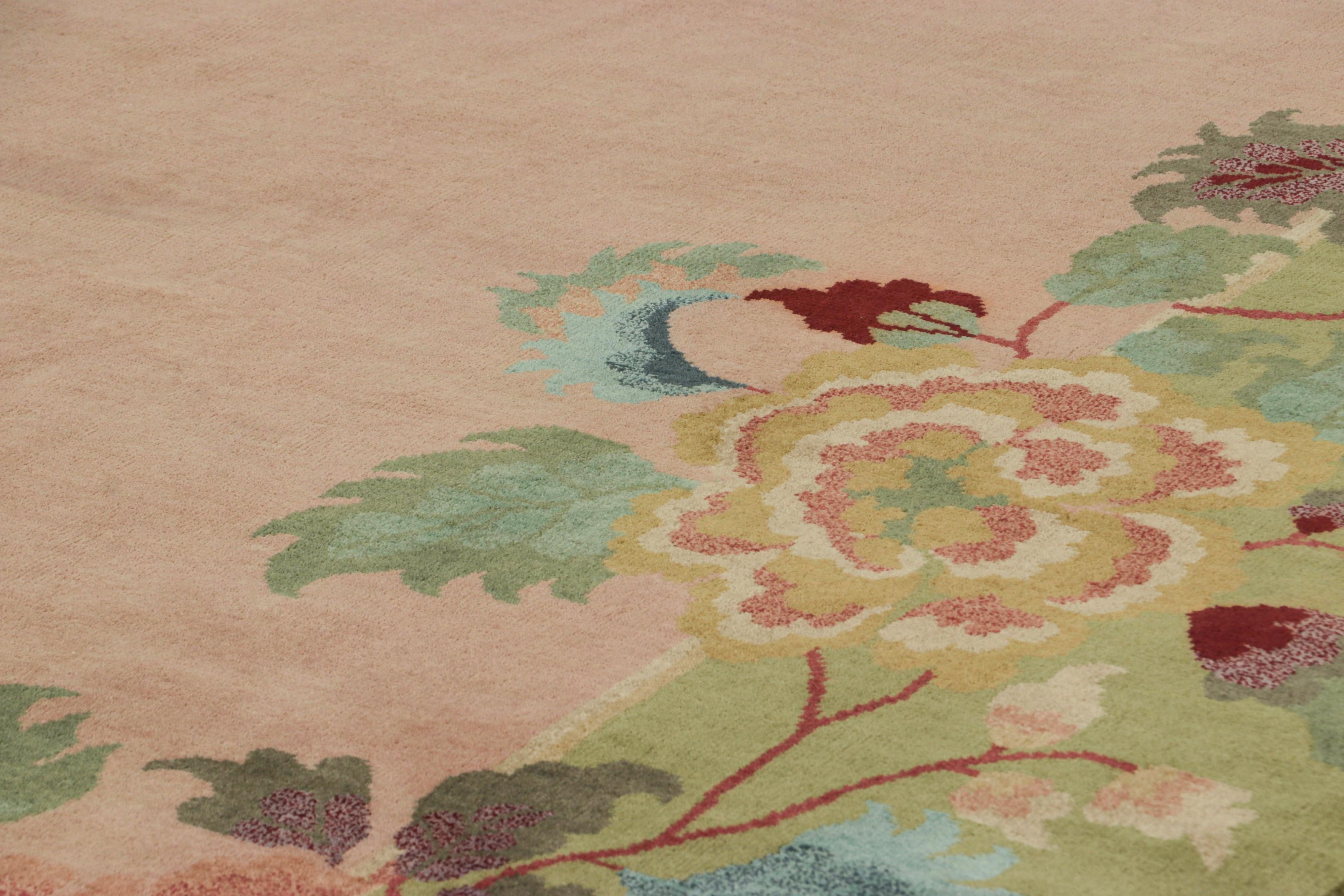 Realizzato in lana annodata a mano, questo tappeto contemporaneo 9x12 rappresenta la collezione di tappeti Art Deco cinesi di Rug & Kilim, ispirata a pezzi d'epoca in stile Chinoiserie degli anni '20 dalla sensibilità più elegante. 

Sul design: