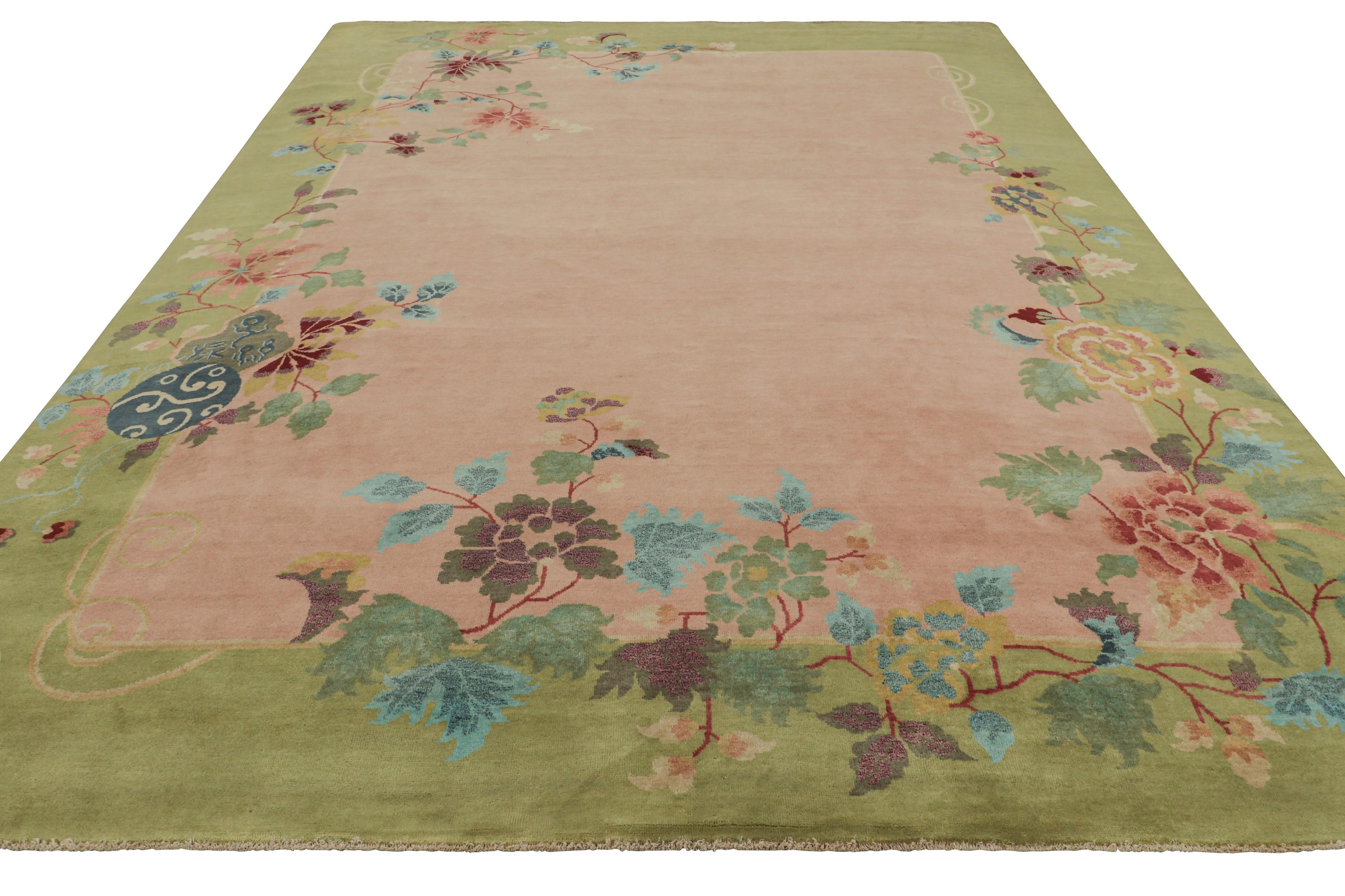 Annodato a mano Rug & Kilim è un tappeto in stile Art Deco cinese di colore rosa con motivi floreali colorati in vendita