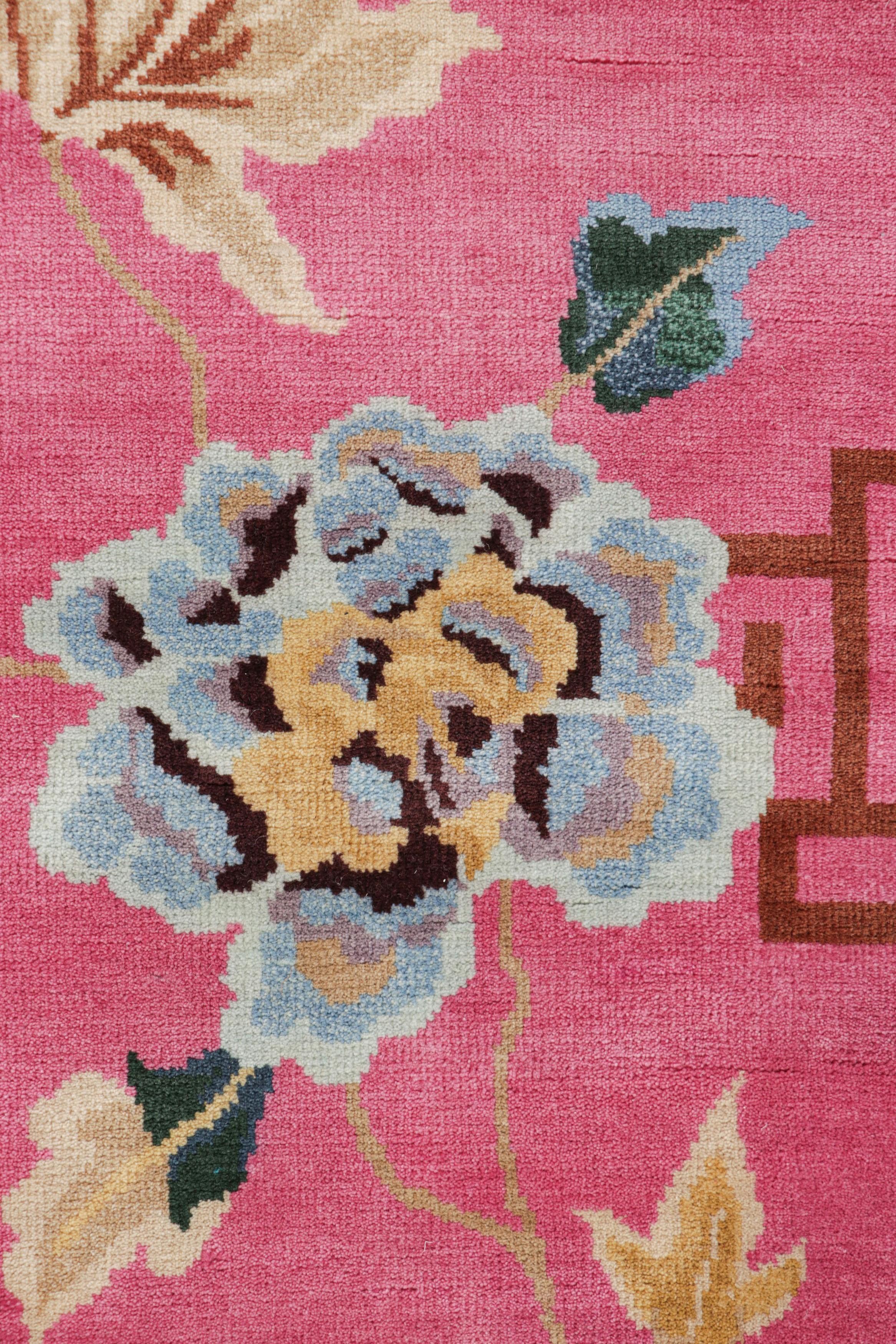 Art déco Rug & Kilim's Chinese Art Deco Style Rug in Pink with Floral Patterns (tapis chinois de style art déco à motifs floraux) en vente