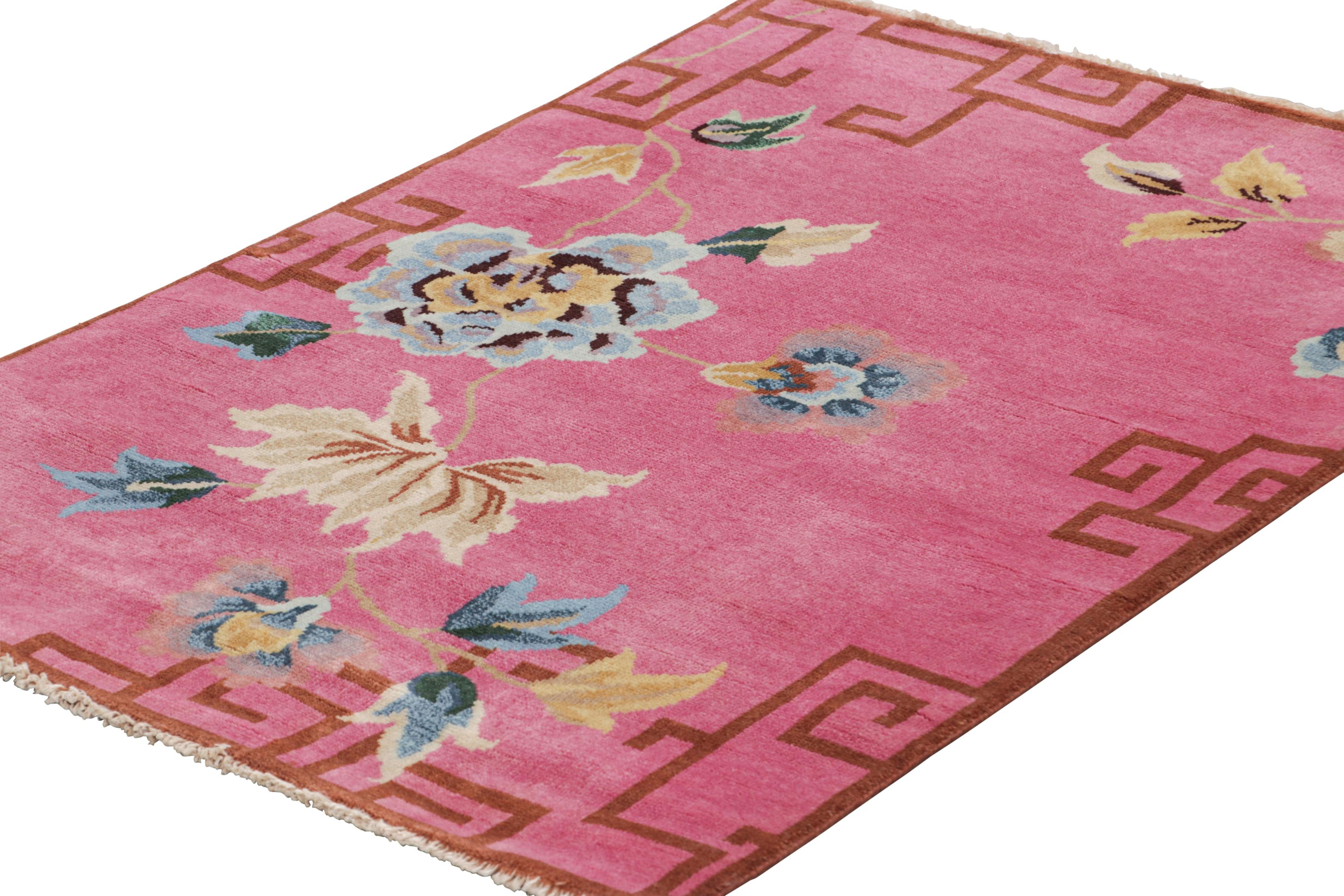 Indien Rug & Kilim's Chinese Art Deco Style Rug in Pink with Floral Patterns (tapis chinois de style art déco à motifs floraux) en vente