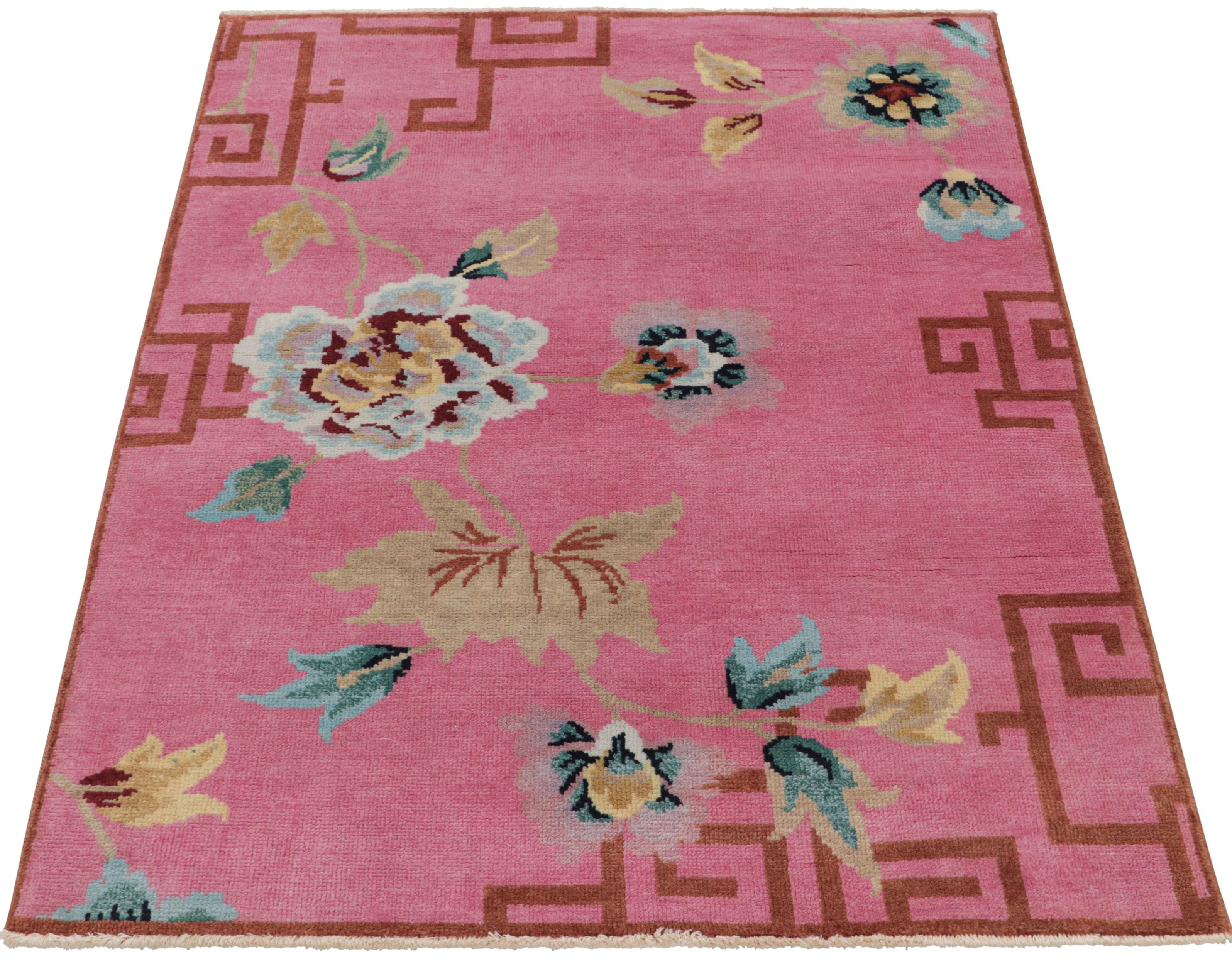 Annodato a mano Rug & Kilim è un tappeto in stile Art Deco cinese in rosa con motivi floreali in vendita