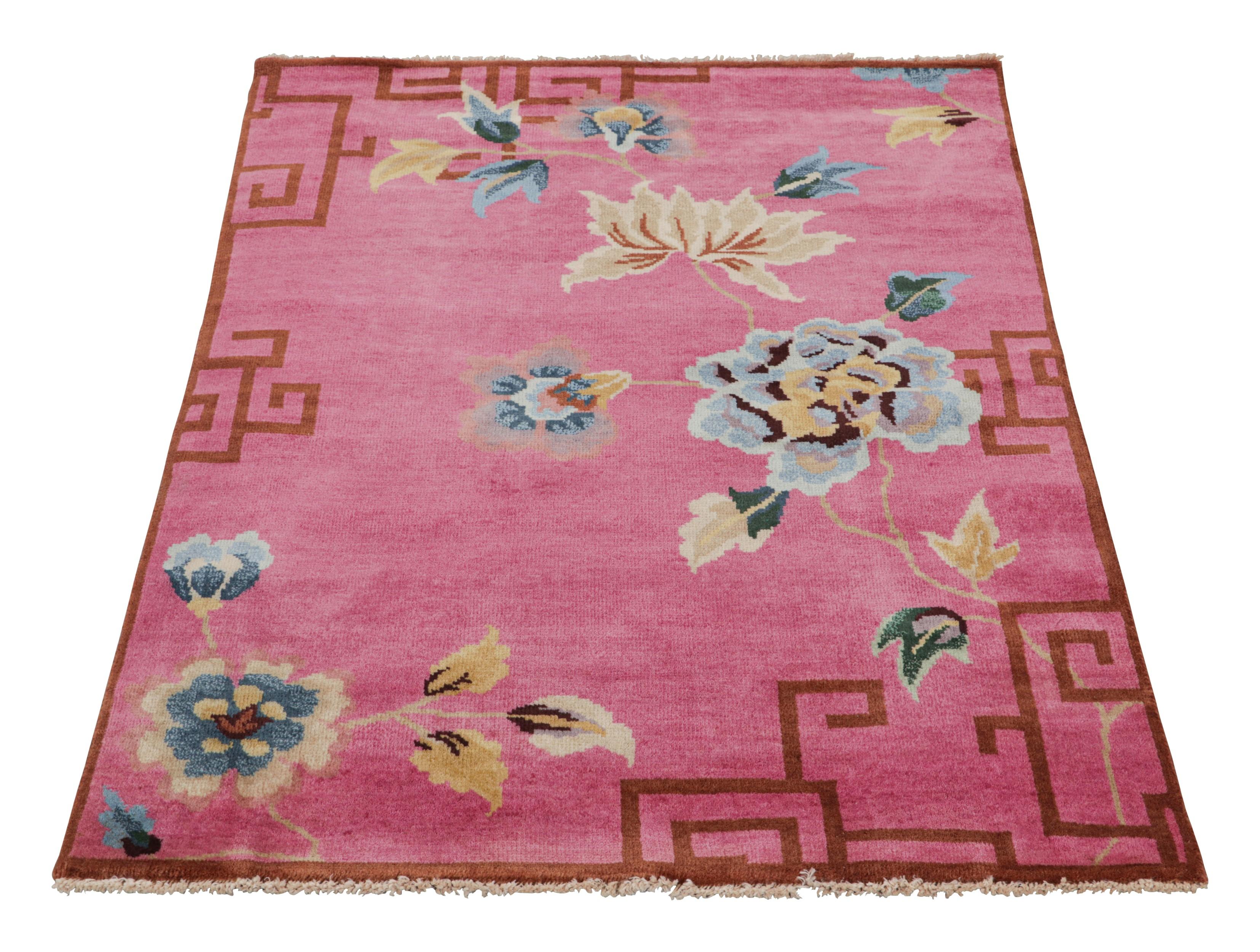 Noué à la main Rug & Kilim's Chinese Art Deco Style Rug in Pink with Floral Patterns (tapis chinois de style art déco à motifs floraux) en vente