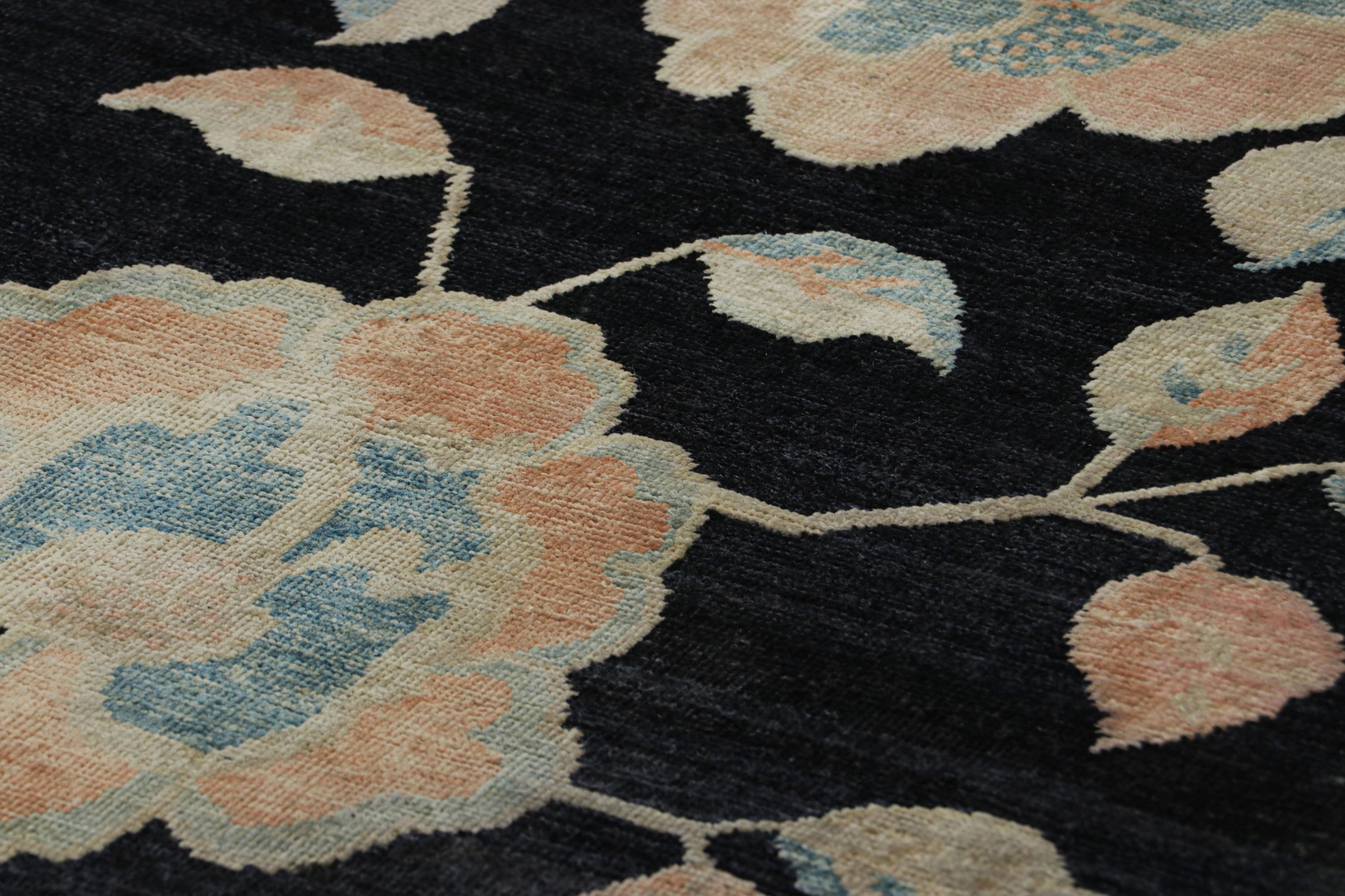 Annodato a mano in lana e seta, questo tappeto 4x7 rappresenta la collezione di tappeti Art Deco cinesi di Rug & Kilim, ispirata a pezzi d'epoca in stile Chinoiserie degli anni '20 dalla sensibilità più elegante.

Sul design: 

Questo pezzo di art