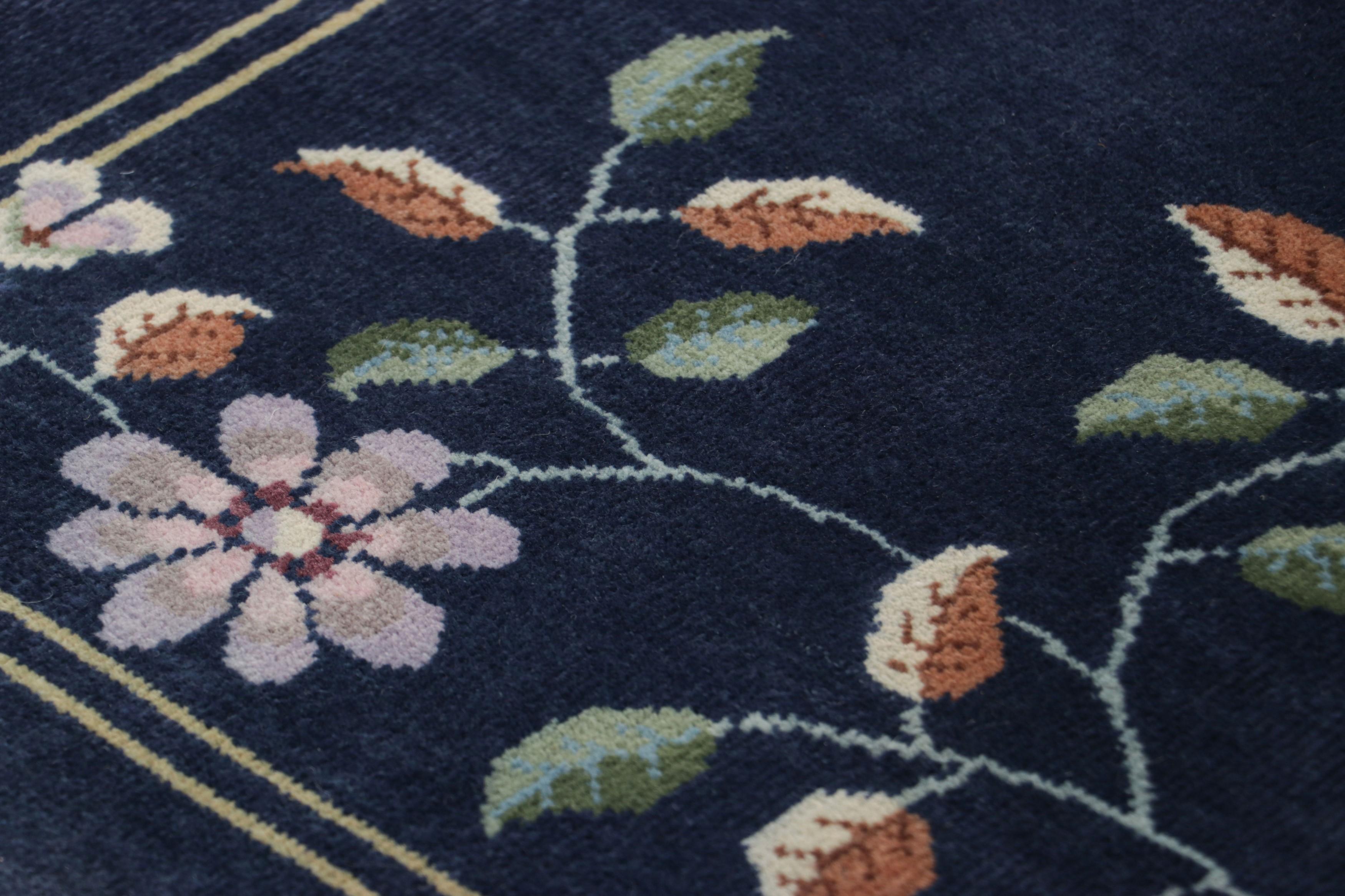 Realizzato in lana annodata a mano, questo tappeto contemporaneo 2x3 in formato regalo rappresenta la collezione di tappeti Art Deco cinesi di Rug & Kilim, ispirata a pezzi d'epoca in stile Chinoiserie degli anni '20 dalla sensibilità più elegante.