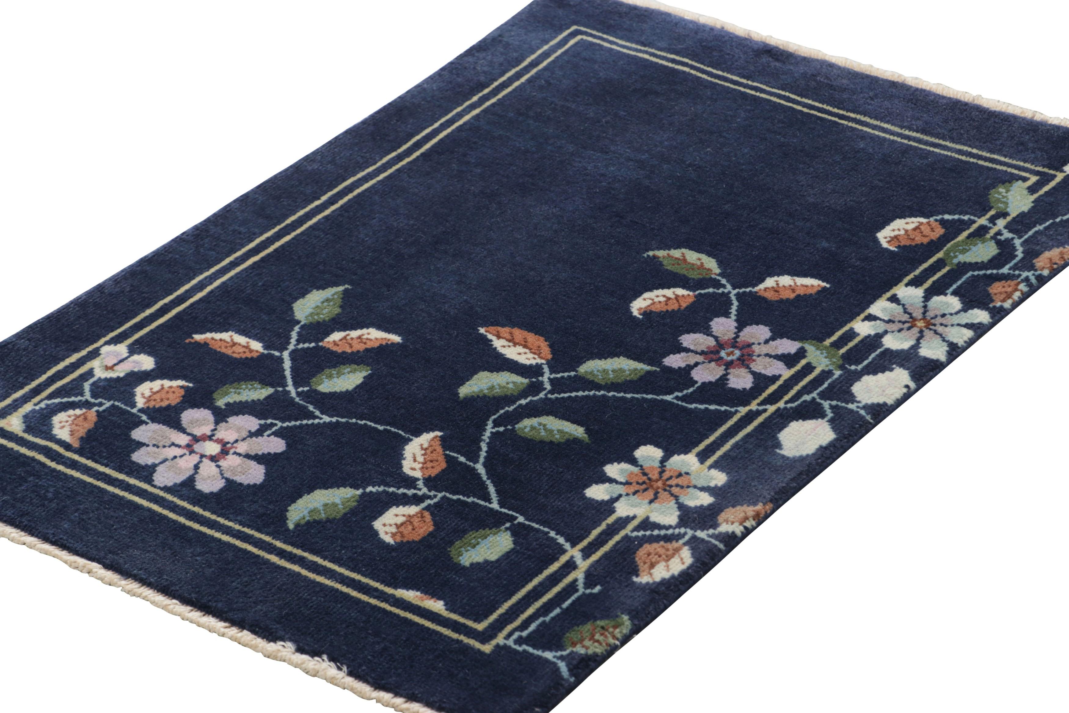 Indiano Rug & Kilim - Tappeto cinese in stile Art Deco, fondo blu navy e motivi floreali in vendita