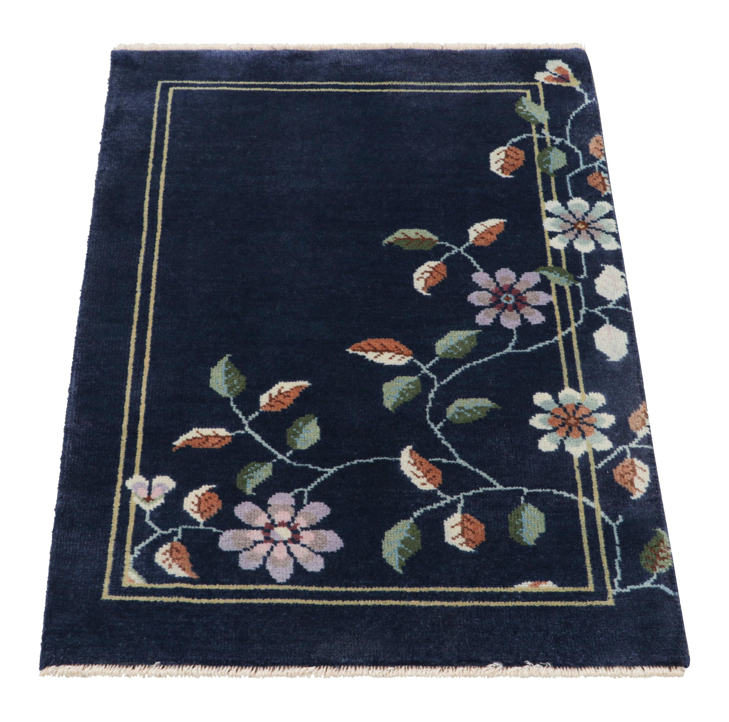 Noué à la main Rug & Kilim's Chinese Art Deco Style Rug, fond bleu marine et motifs floraux en vente