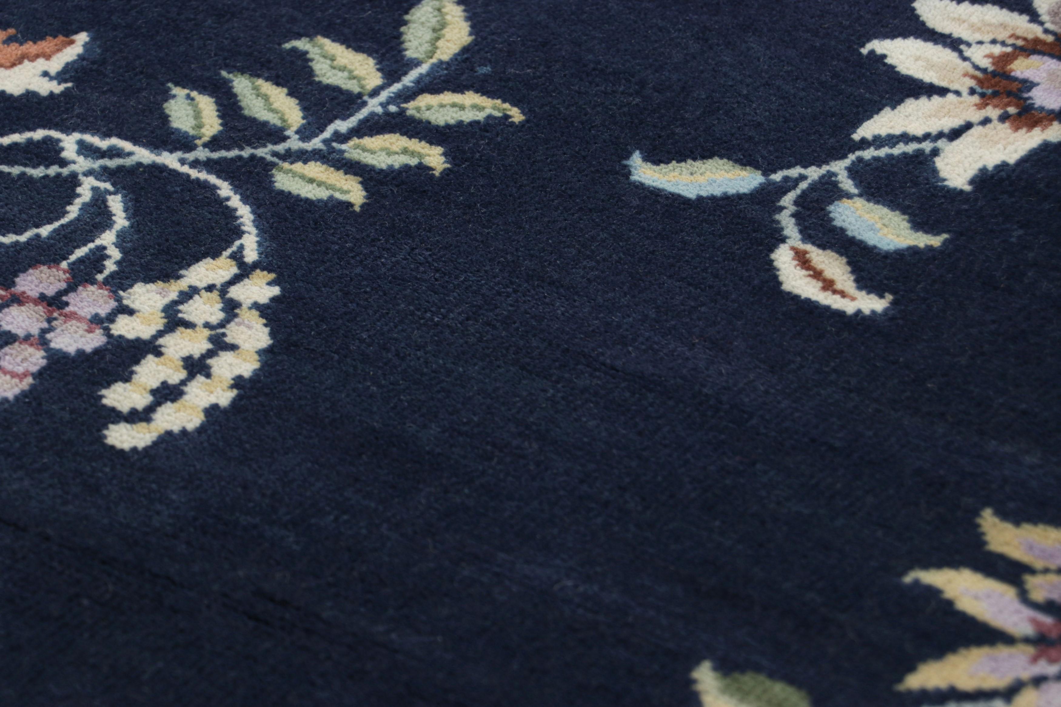 Realizzato in lana annodata a mano, questo tappeto contemporaneo 2x4 in formato regalo rappresenta la collezione di tappeti Art Deco cinesi di Rug & Kilim, ispirata a pezzi d'epoca in stile Chinoiserie degli anni '20 dalla sensibilità più elegante.