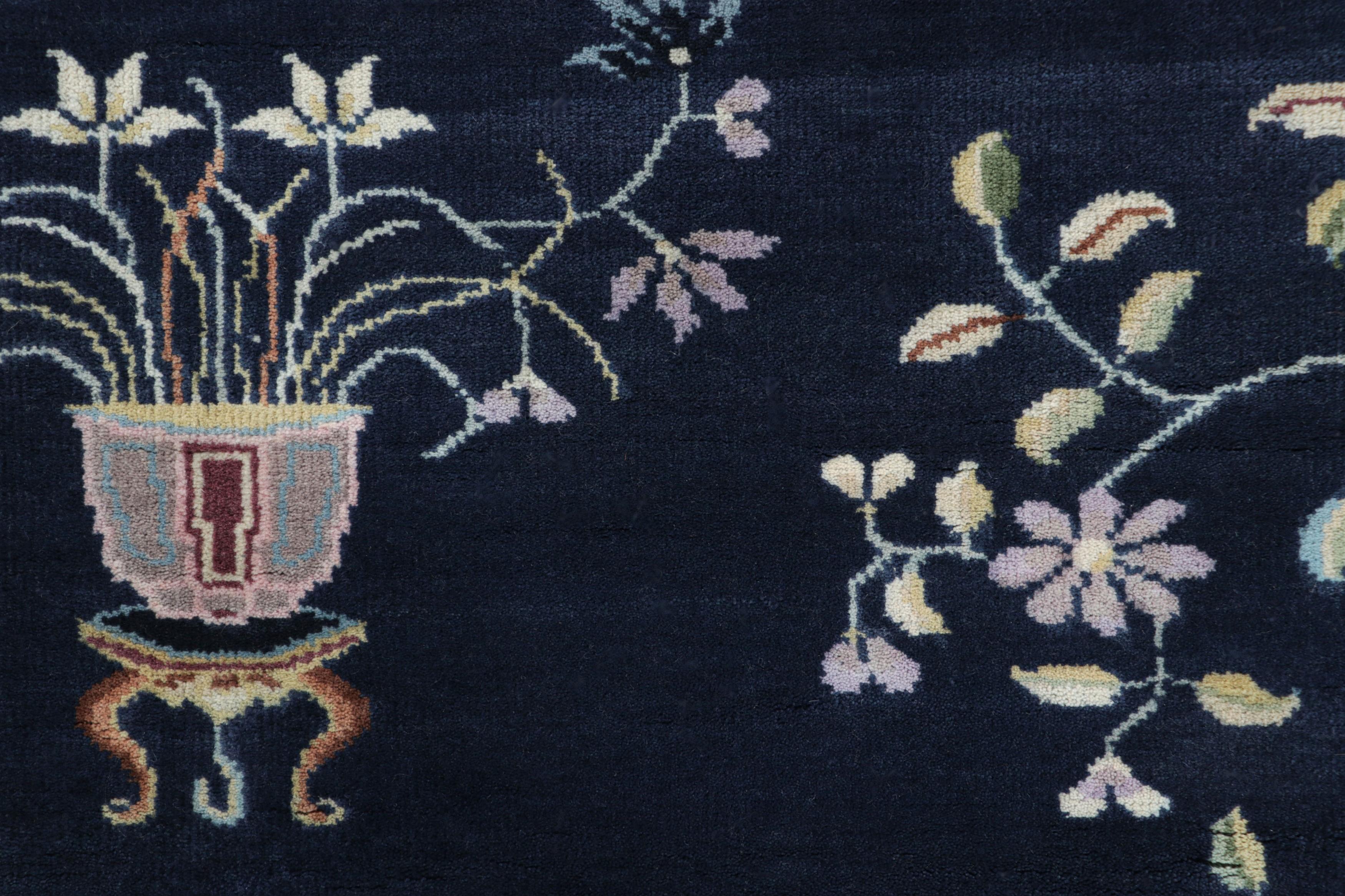 Rug & Kilim's Chinesischer Teppich im Art Deco Stil, Marineblau mit hellen Blumenmustern (Art déco) im Angebot
