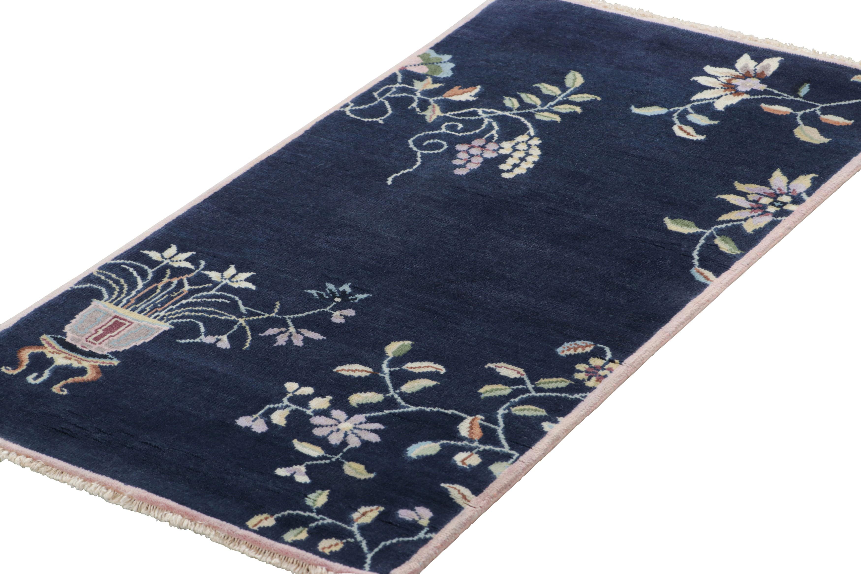 Rug & Kilim's Chinesischer Teppich im Art Deco Stil, Marineblau mit hellen Blumenmustern (Indisch) im Angebot