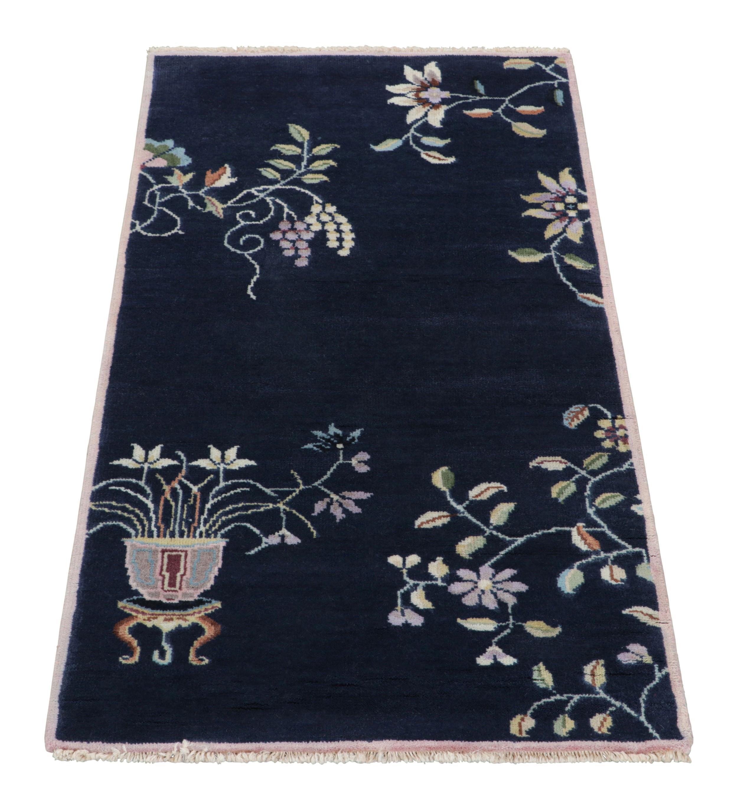 Annodato a mano Rug & Kilim è un tappeto cinese in stile Art Deco, blu navy con motivi floreali luminosi in vendita