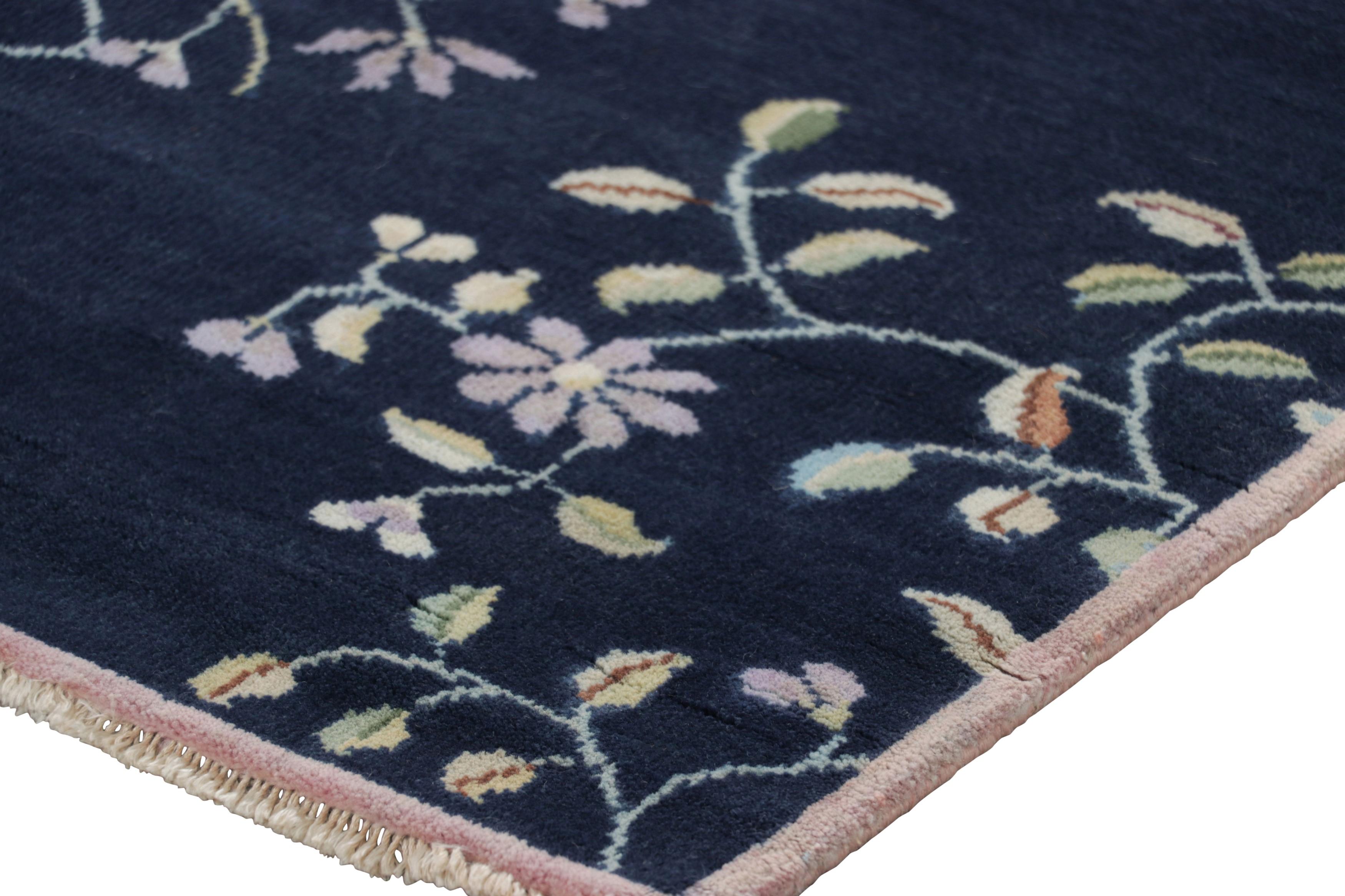 Rug & Kilim's Chinesischer Teppich im Art Deco Stil, Marineblau mit hellen Blumenmustern im Zustand „Neu“ im Angebot in Long Island City, NY