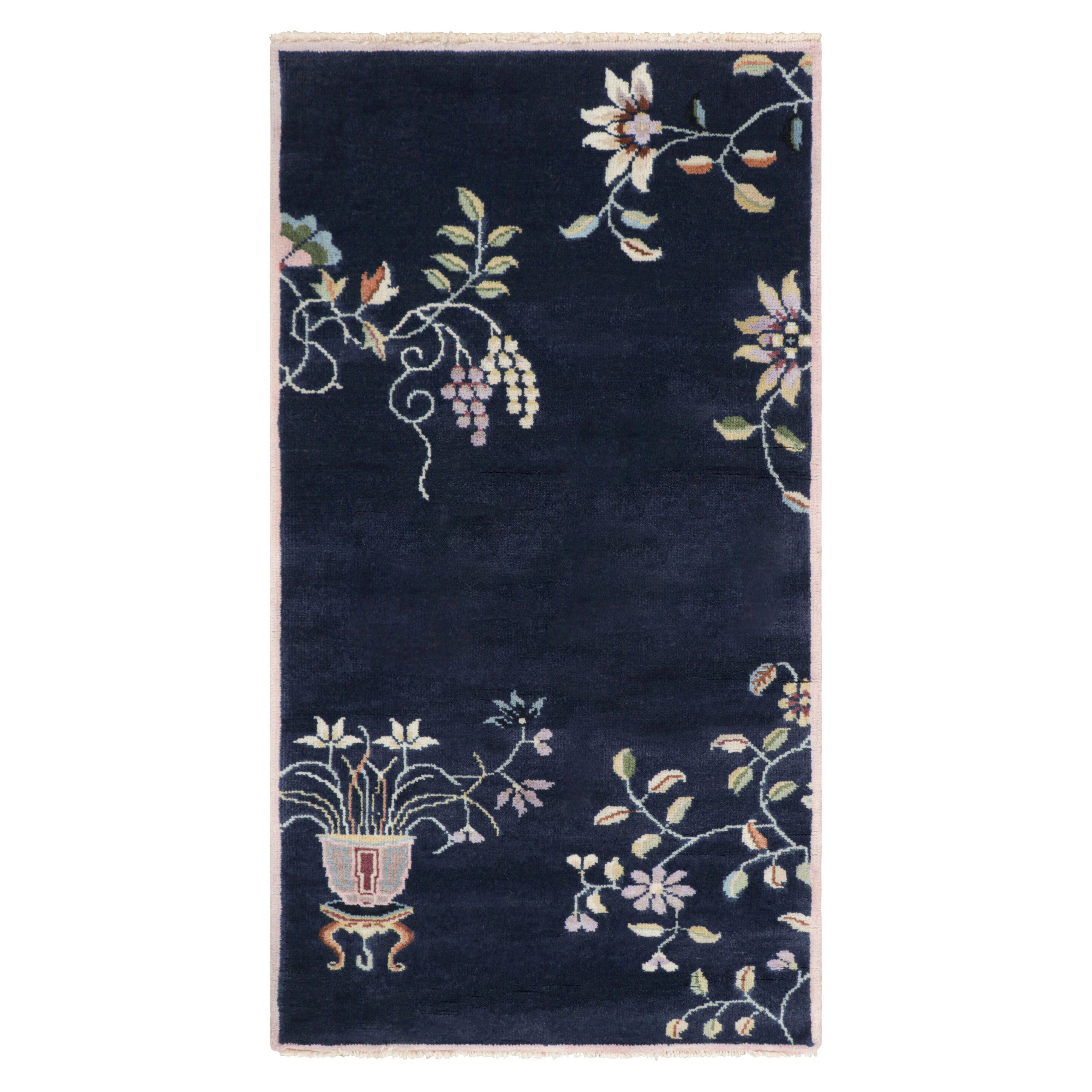 Rug & Kilim's Chinesischer Teppich im Art Deco Stil, Marineblau mit hellen Blumenmustern
