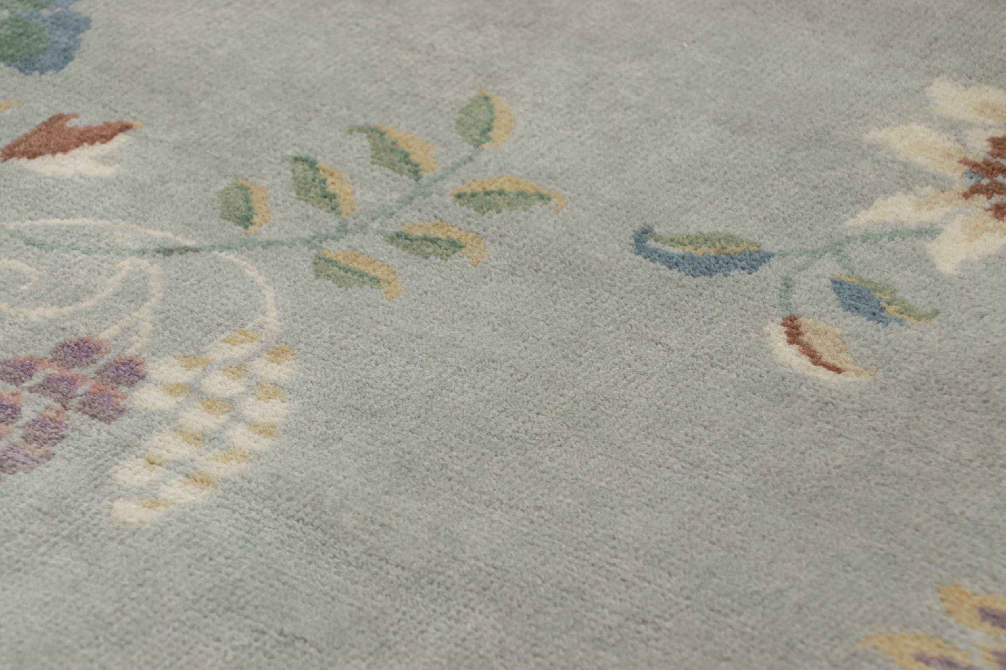 Dieser handgeknüpfte Wollteppich in der Größe 2x4 repräsentiert die chinesische Art-Deco-Kollektion von Rug & Kilim, die von den eleganten Chinoiserie-Stücken der 1920er Jahre inspiriert ist. 

Über das Design: 

Dieser zeitgenössische Teppich