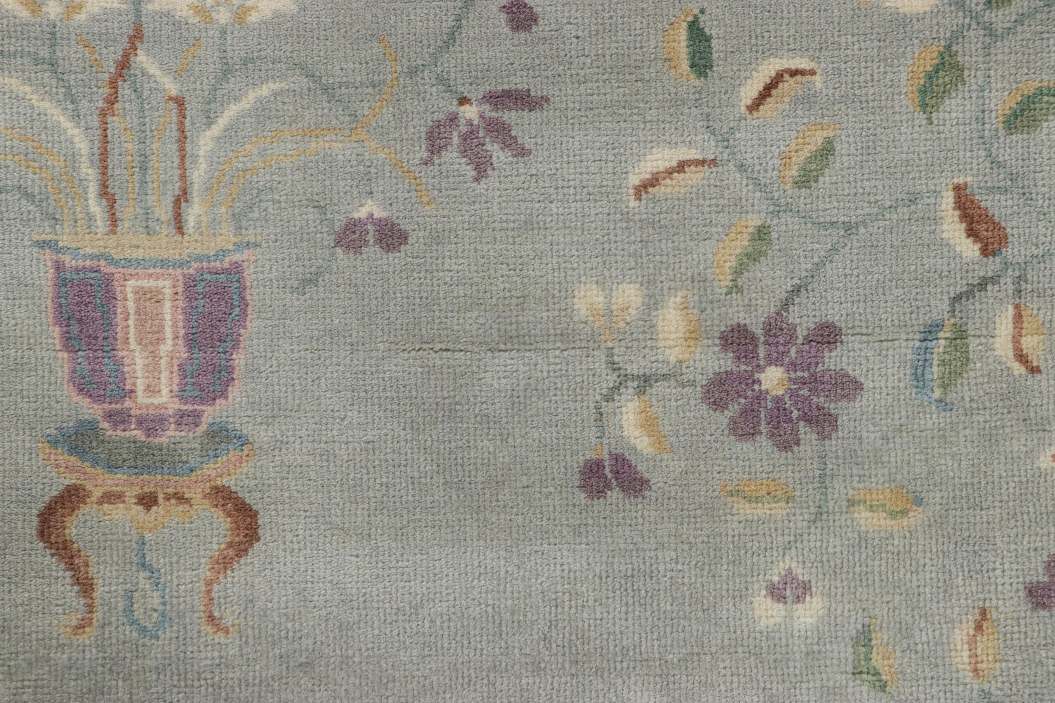 Rug & Kilim's Chinesischer Teppich im Art Deco Stil, weiches Grau-Blau mit Blumenmustern (Art déco) im Angebot