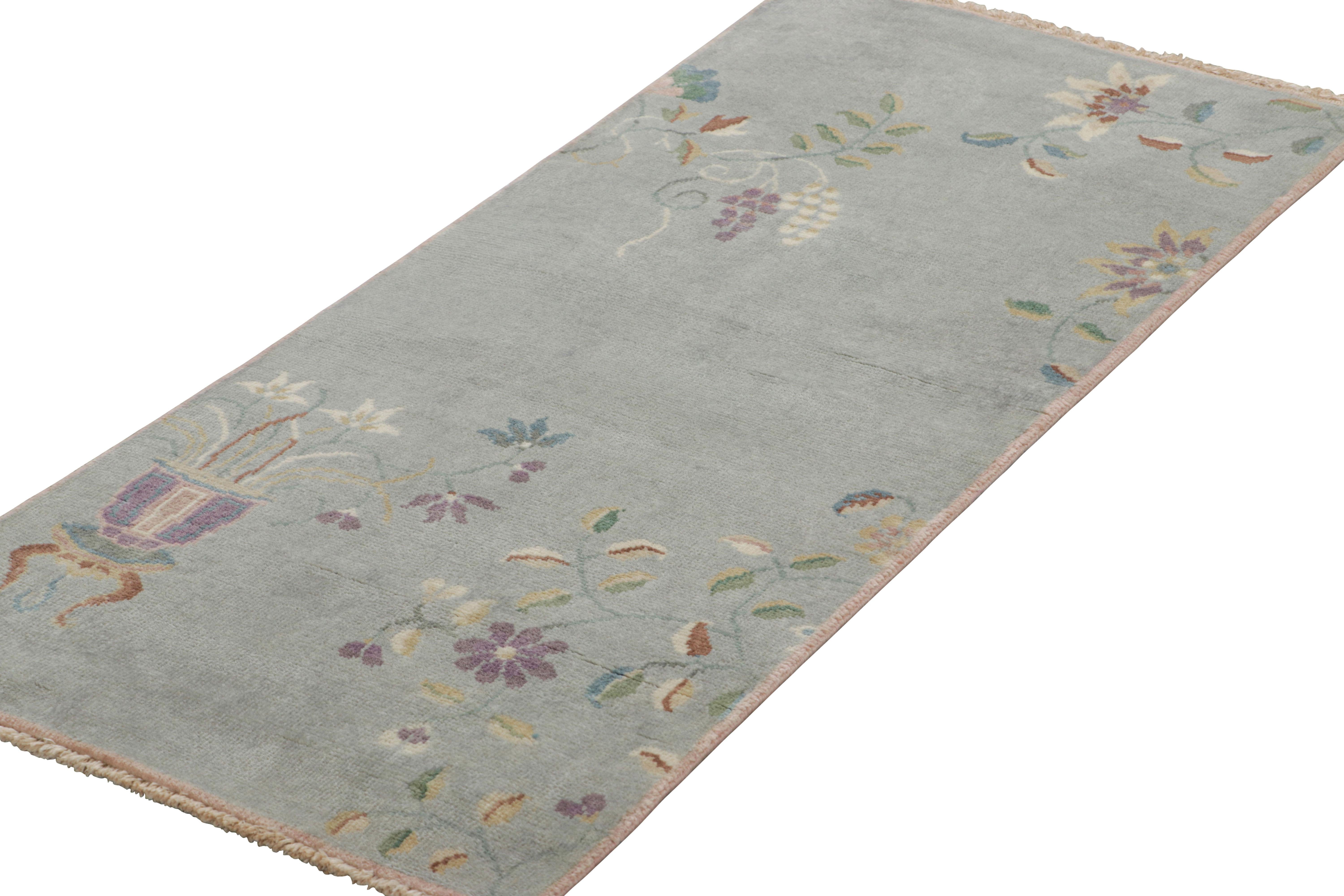 Rug & Kilim's Chinesischer Teppich im Art Deco Stil, weiches Grau-Blau mit Blumenmustern (Indisch) im Angebot