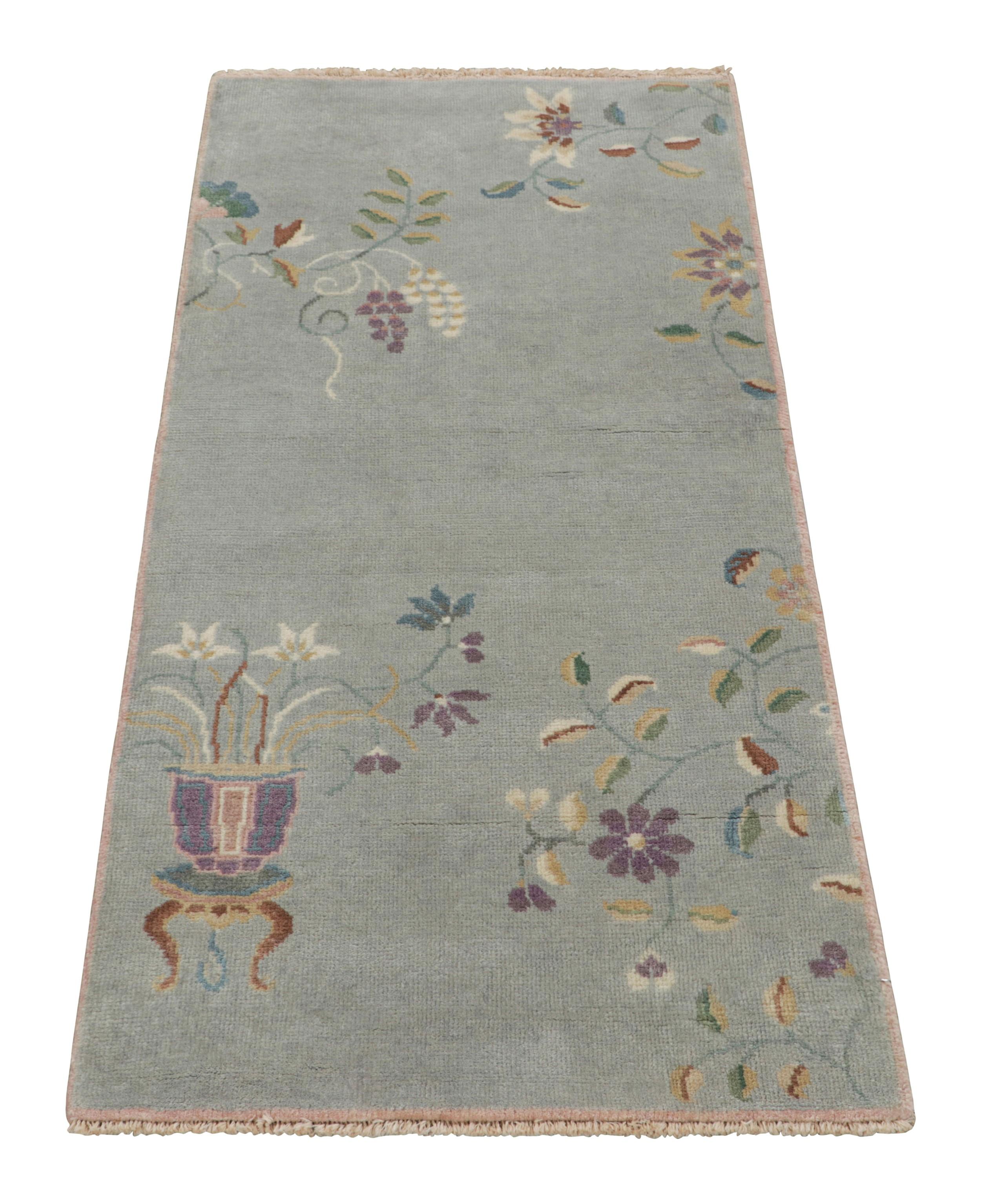 Rug & Kilim's Chinesischer Teppich im Art Deco Stil, weiches Grau-Blau mit Blumenmustern (Handgeknüpft) im Angebot