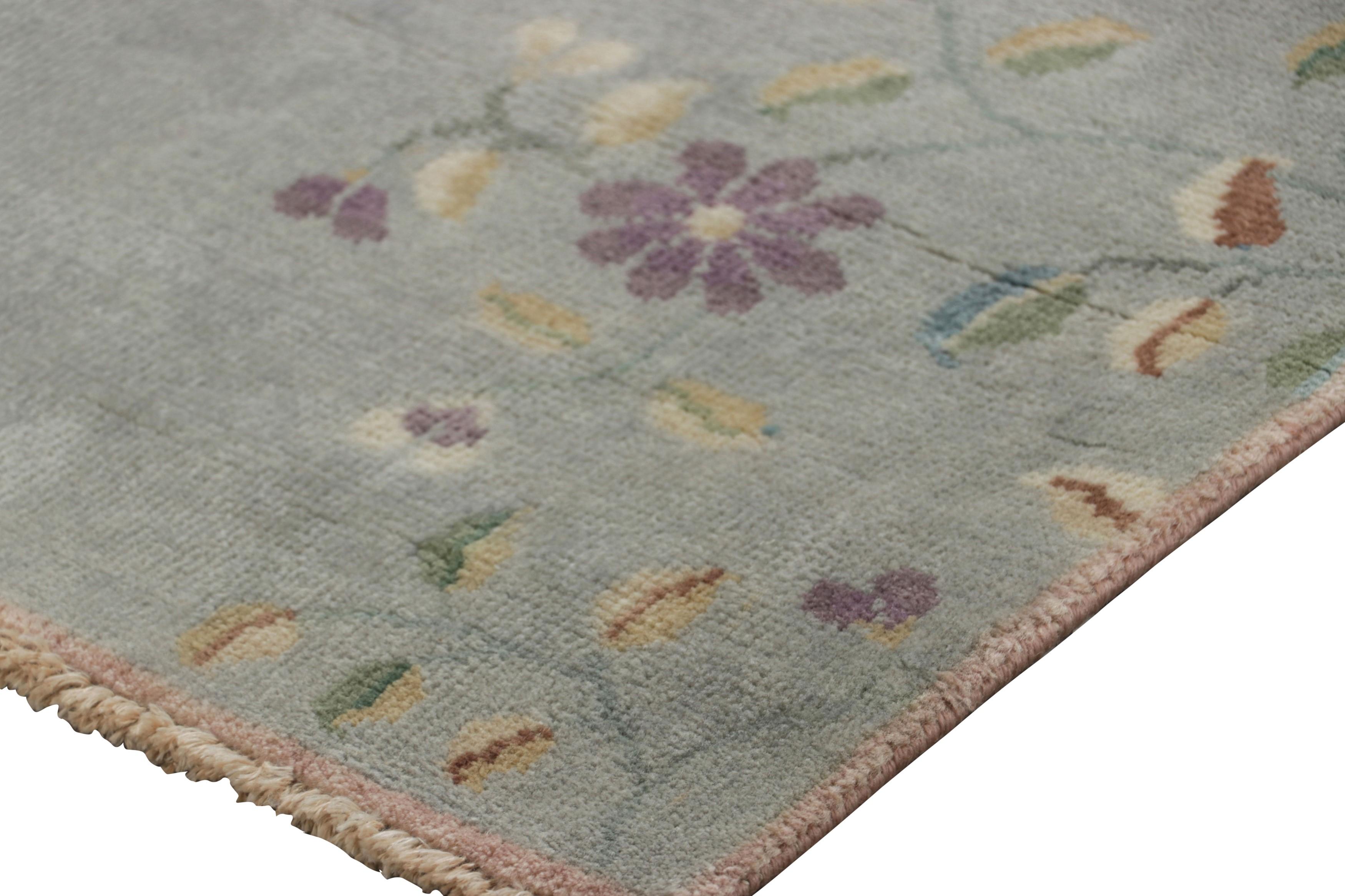 Rug & Kilim's Chinesischer Teppich im Art Deco Stil, weiches Grau-Blau mit Blumenmustern im Zustand „Neu“ im Angebot in Long Island City, NY