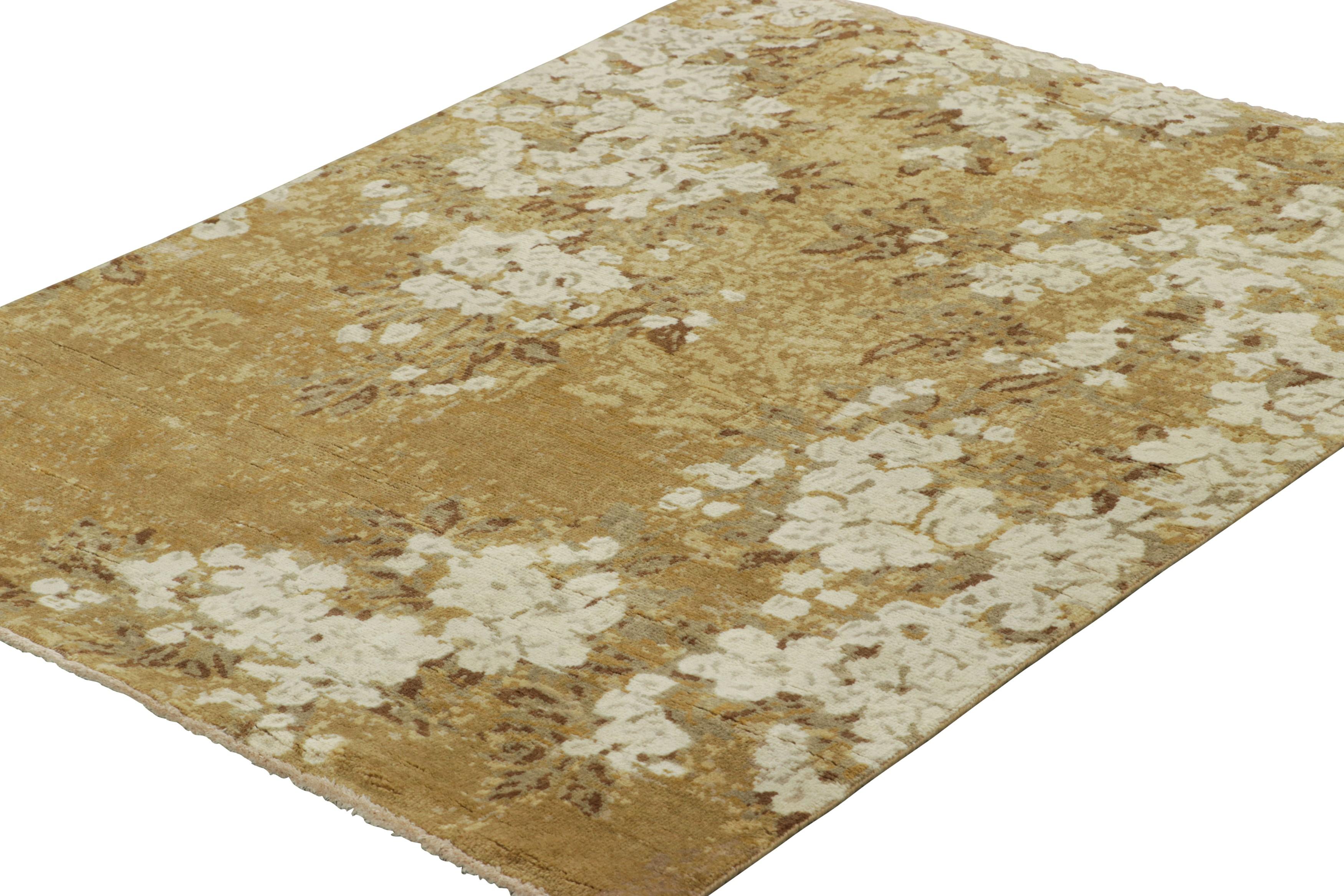 Rug & Kilim's Chinese Art Deco Style Rug, Tan Gold and White Floral Patterns (Indisch) im Angebot