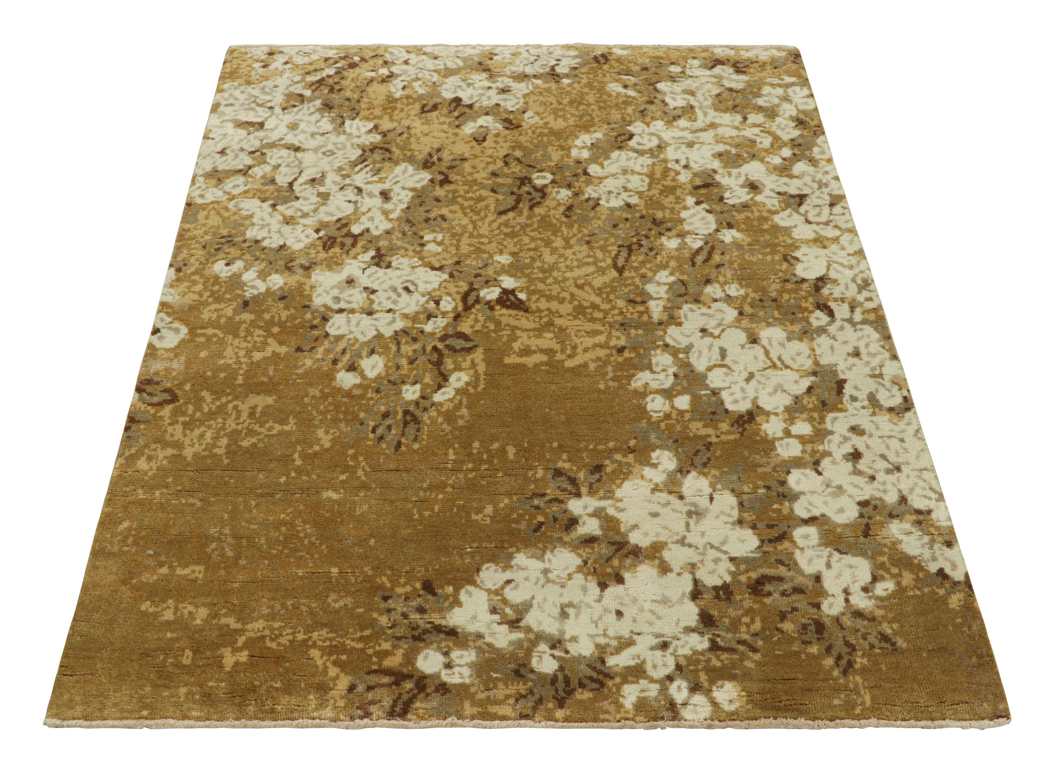 Rug & Kilim's Chinese Art Deco Style Rug, Tan Gold and White Floral Patterns (Handgeknüpft) im Angebot