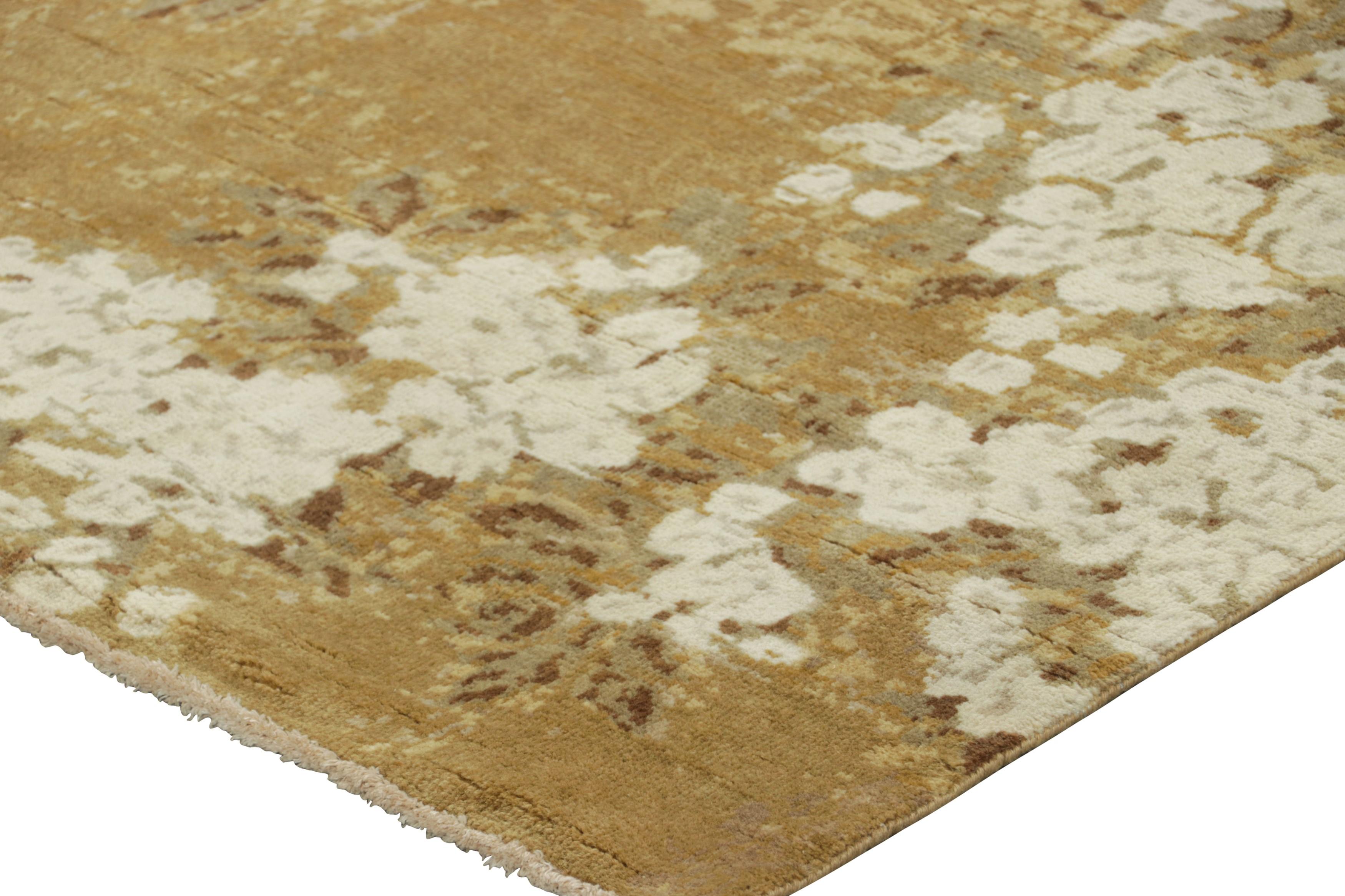 Rug & Kilim's Chinese Art Deco Style Rug, Tan Gold and White Floral Patterns im Zustand „Neu“ im Angebot in Long Island City, NY